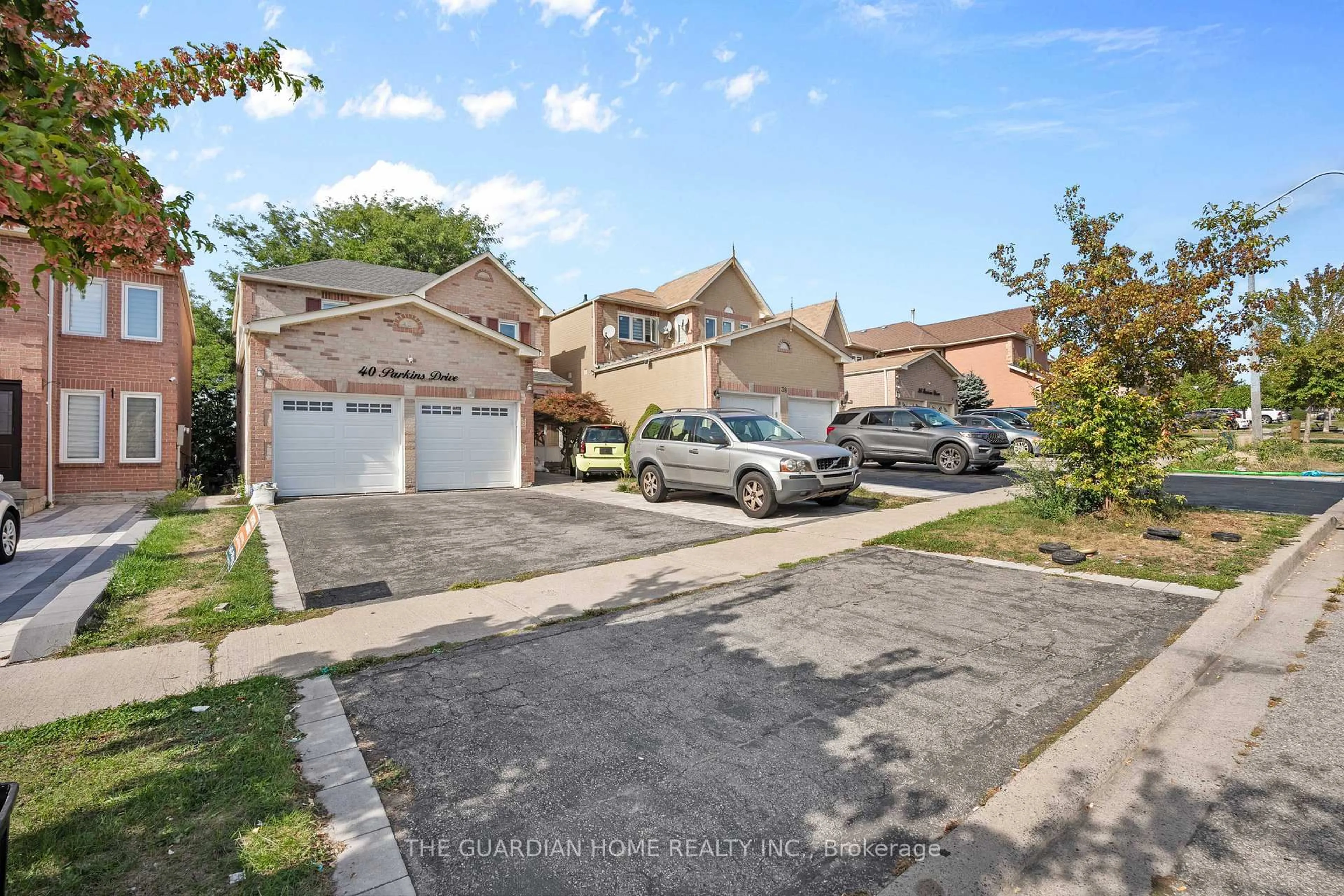 A pic from outside/outdoor area/front of a property/back of a property/a pic from drone, street for 40 Parkins Dr, Ajax Ontario L1T 3L2