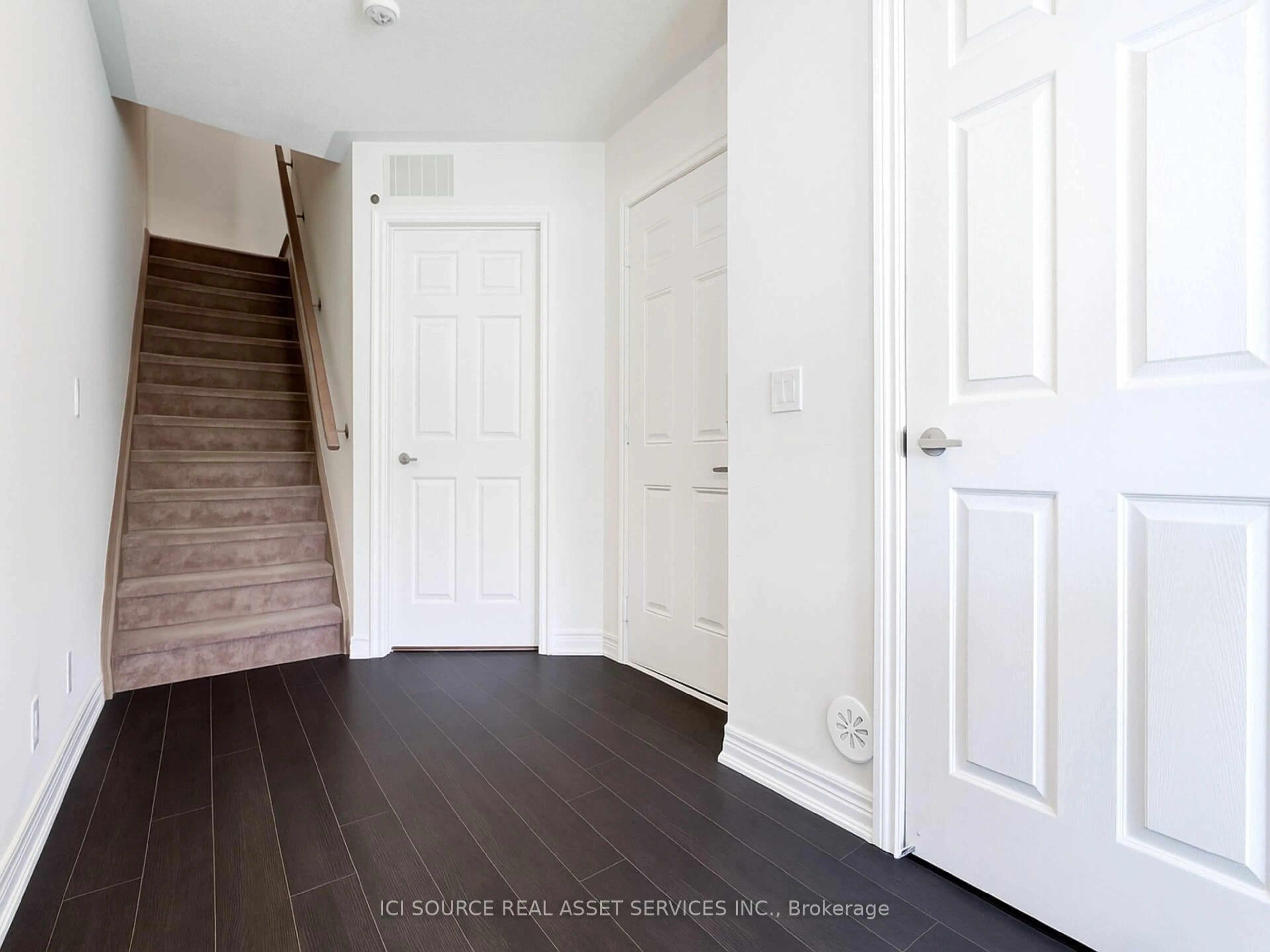 Indoor entryway for 71 Tabaret Cres, Oshawa Ontario L1L 0G5