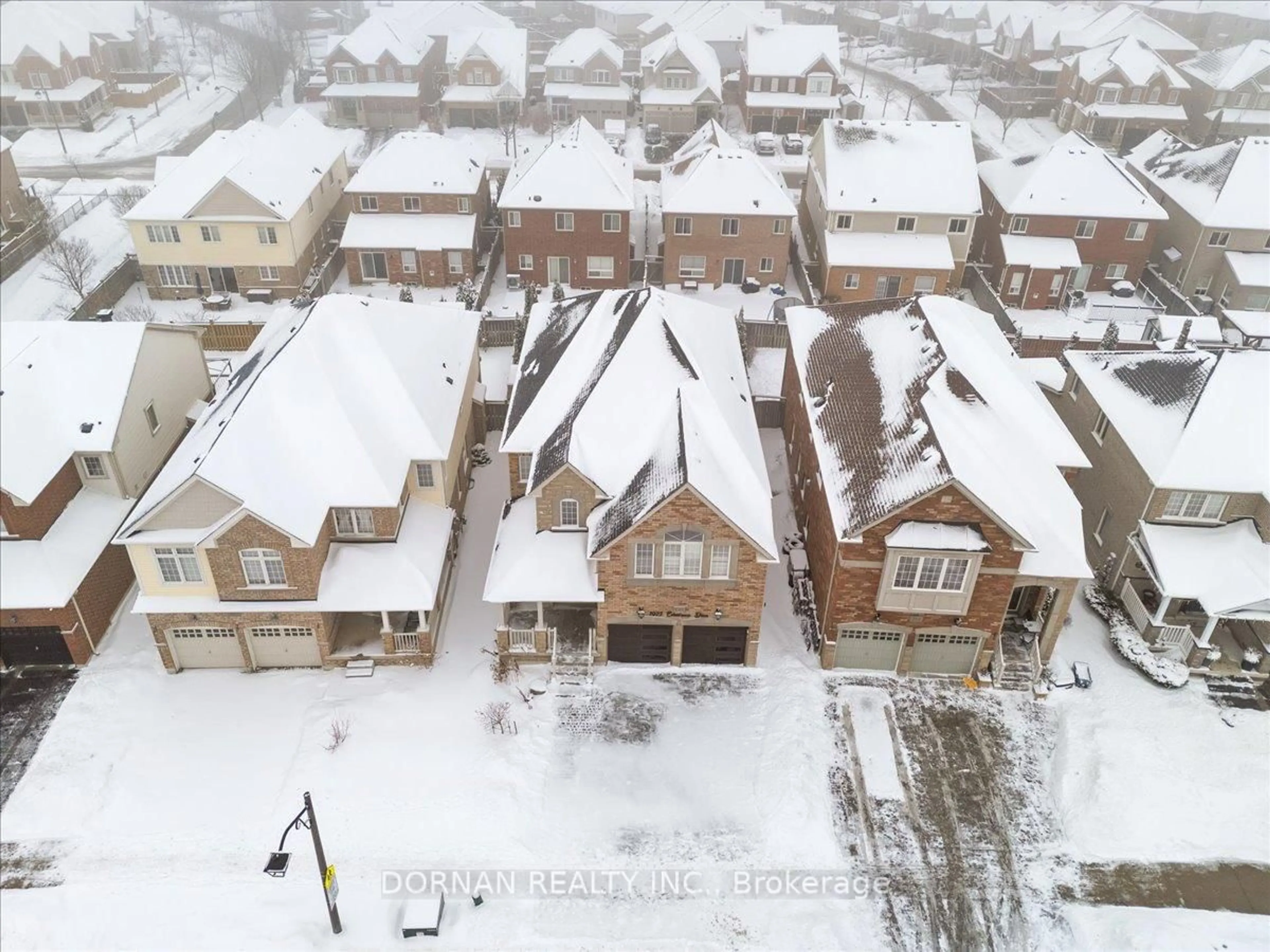 A pic from outside/outdoor area/front of a property/back of a property/a pic from drone, street for 1023 Coldstream Dr, Oshawa Ontario L1K 0J6