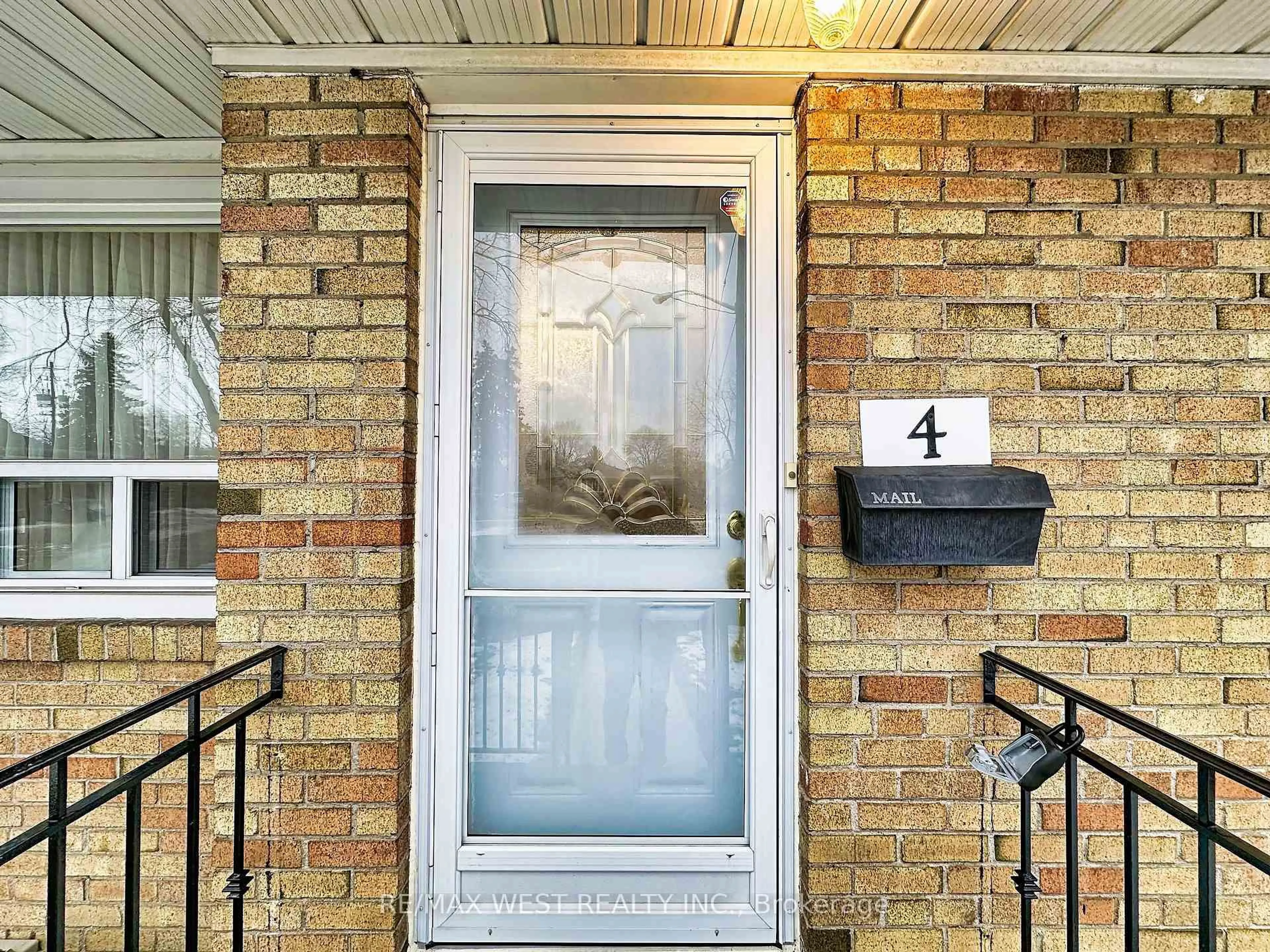 Indoor entryway for 4 Kitson Dr, Toronto Ontario M1M 3C8