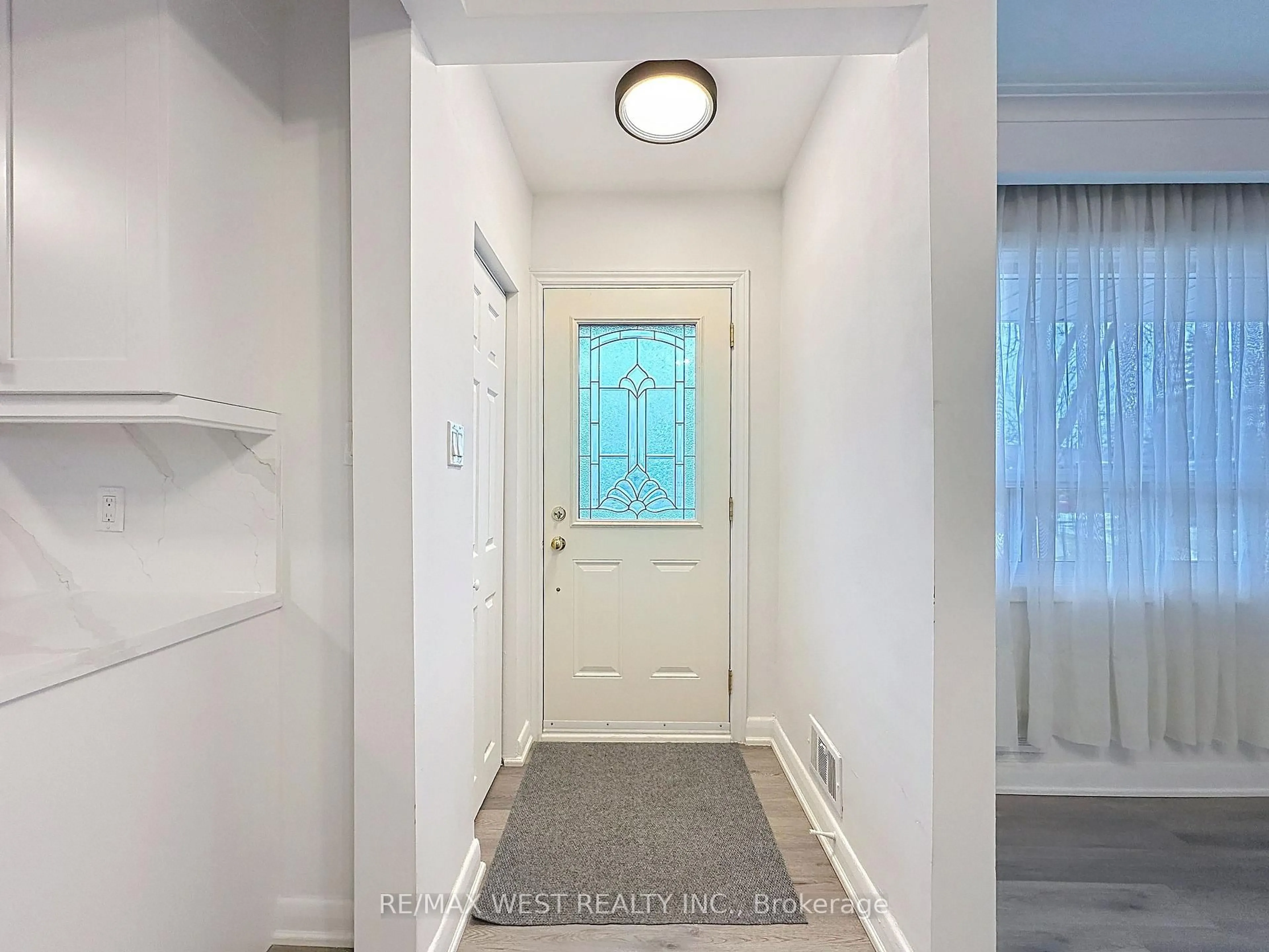 Indoor entryway for 4 Kitson Dr, Toronto Ontario M1M 3C8