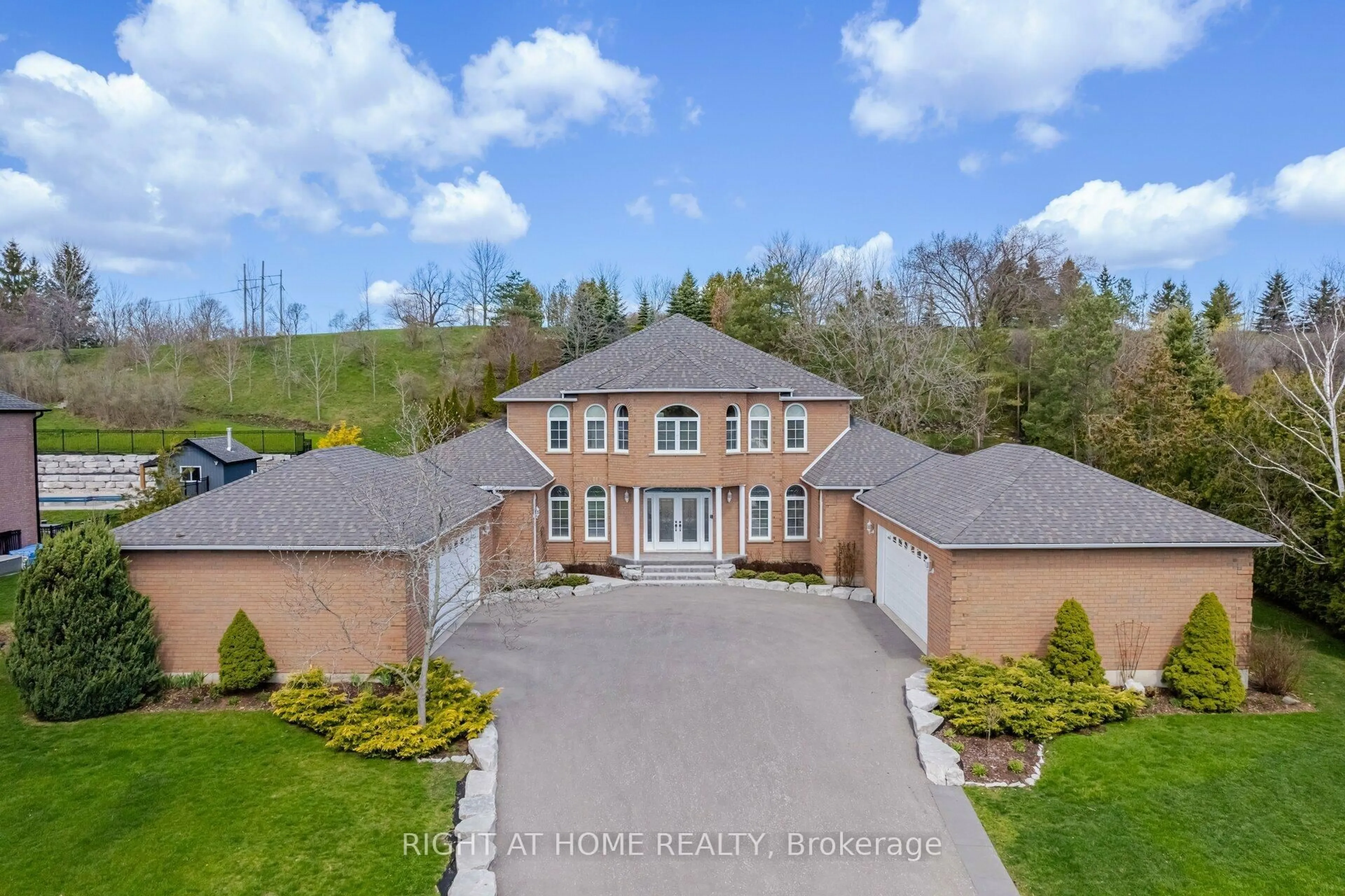 A pic from outside/outdoor area/front of a property/back of a property/a pic from drone, street for 6 Lord Duncan Crt, Clarington Ontario L1E 1Z5