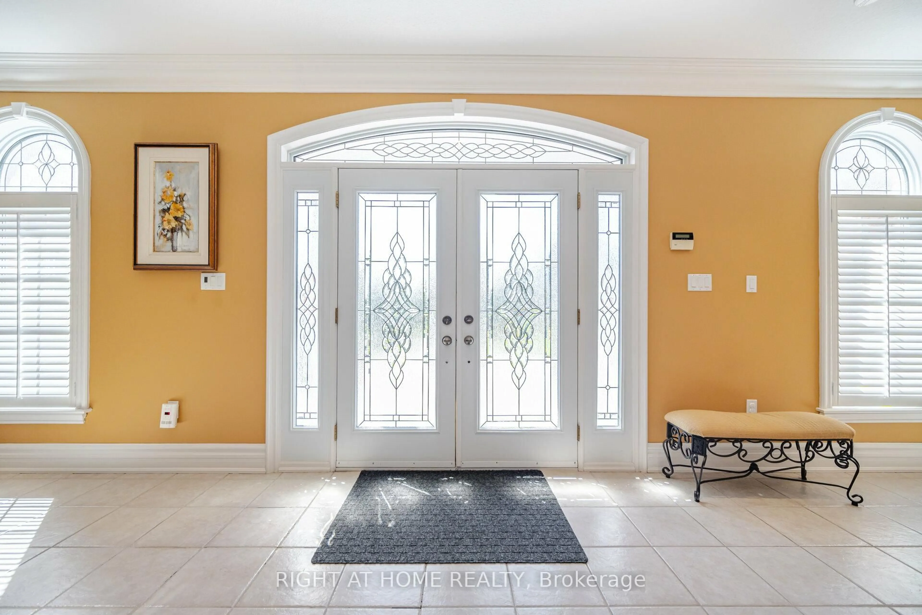 Indoor entryway for 6 Lord Duncan Crt, Clarington Ontario L1E 1Z5