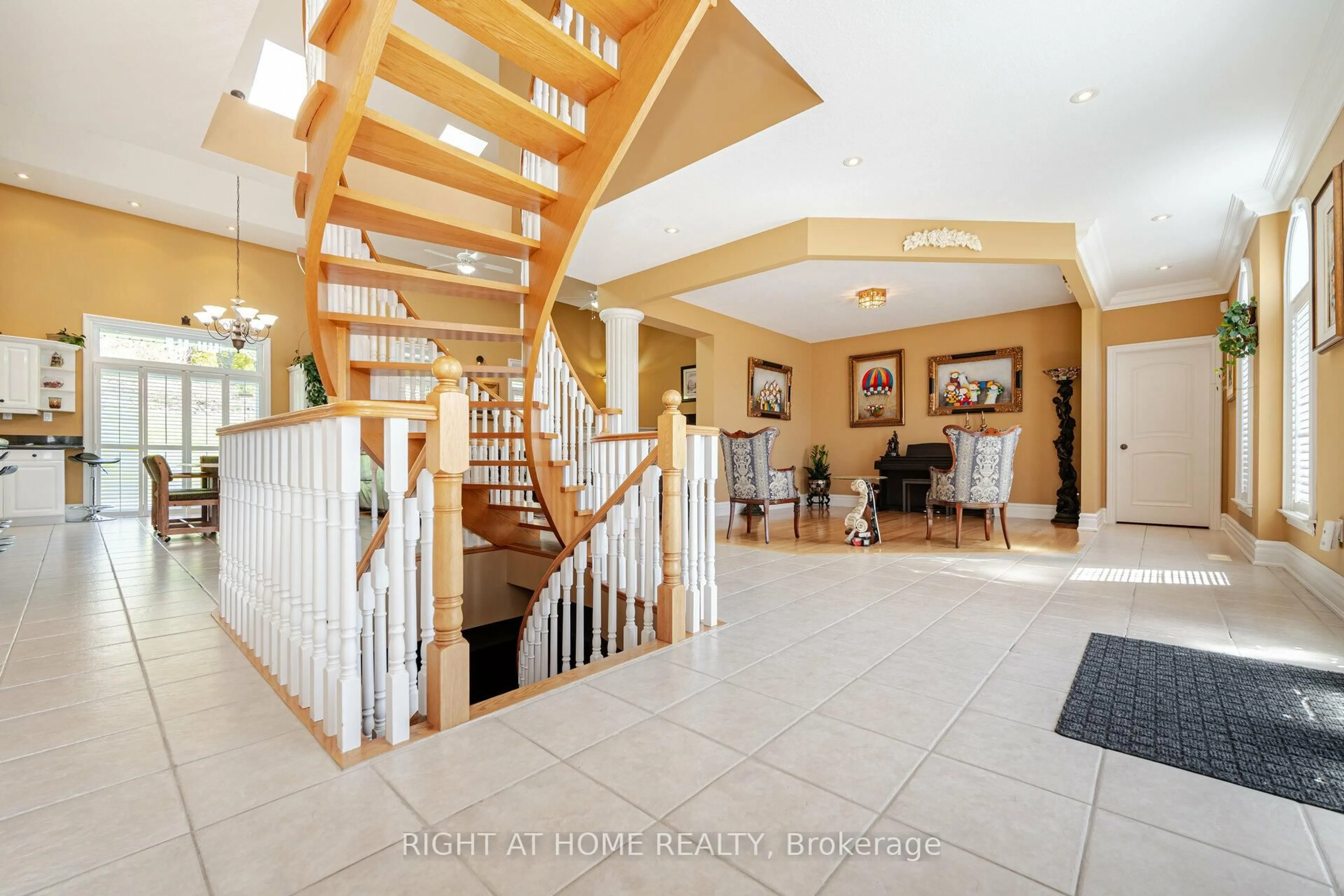 Indoor foyer for 6 Lord Duncan Crt, Clarington Ontario L1E 1Z5