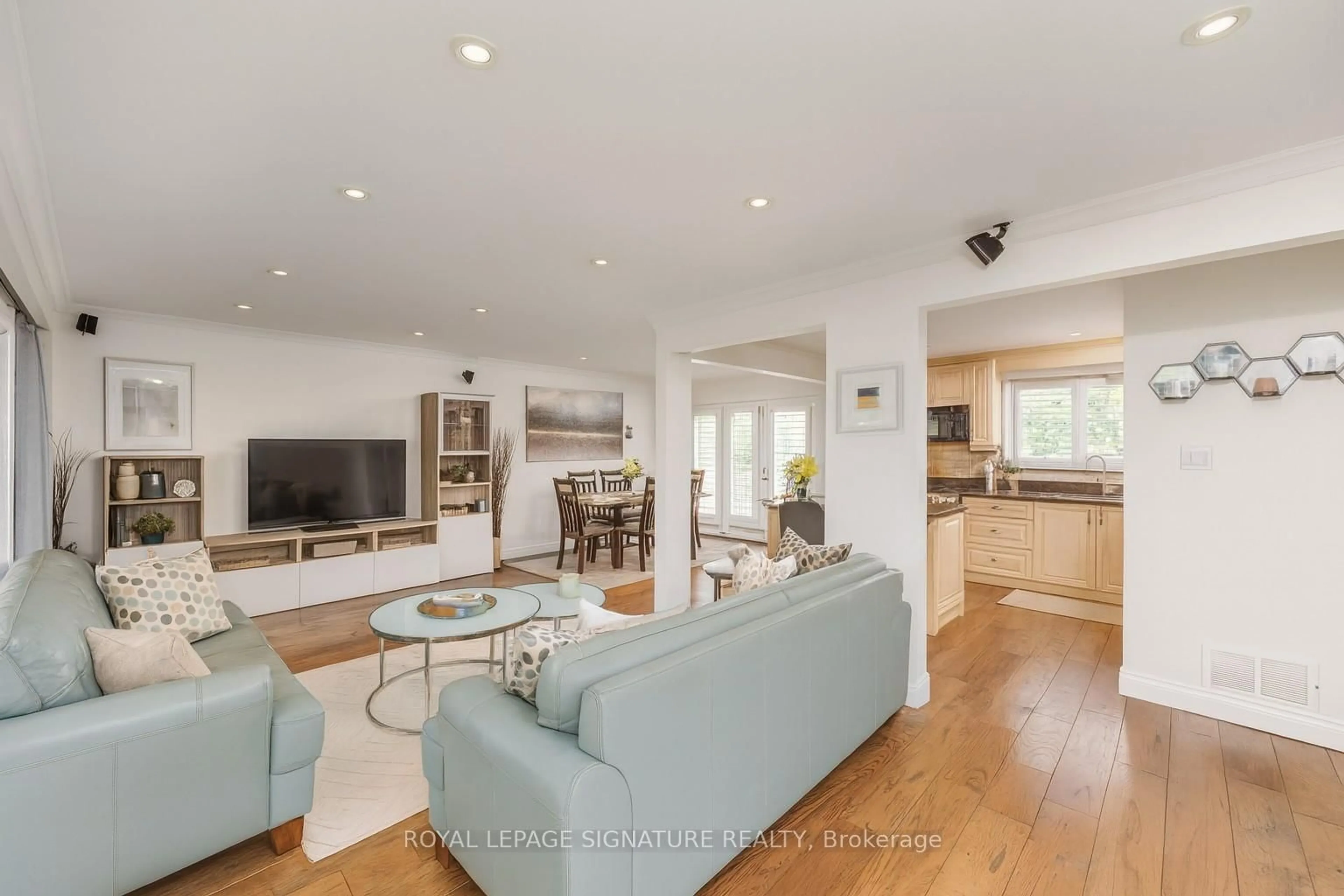 Living room with furniture, unknown for 105 Catalina Dr, Toronto Ontario M1M 1K7