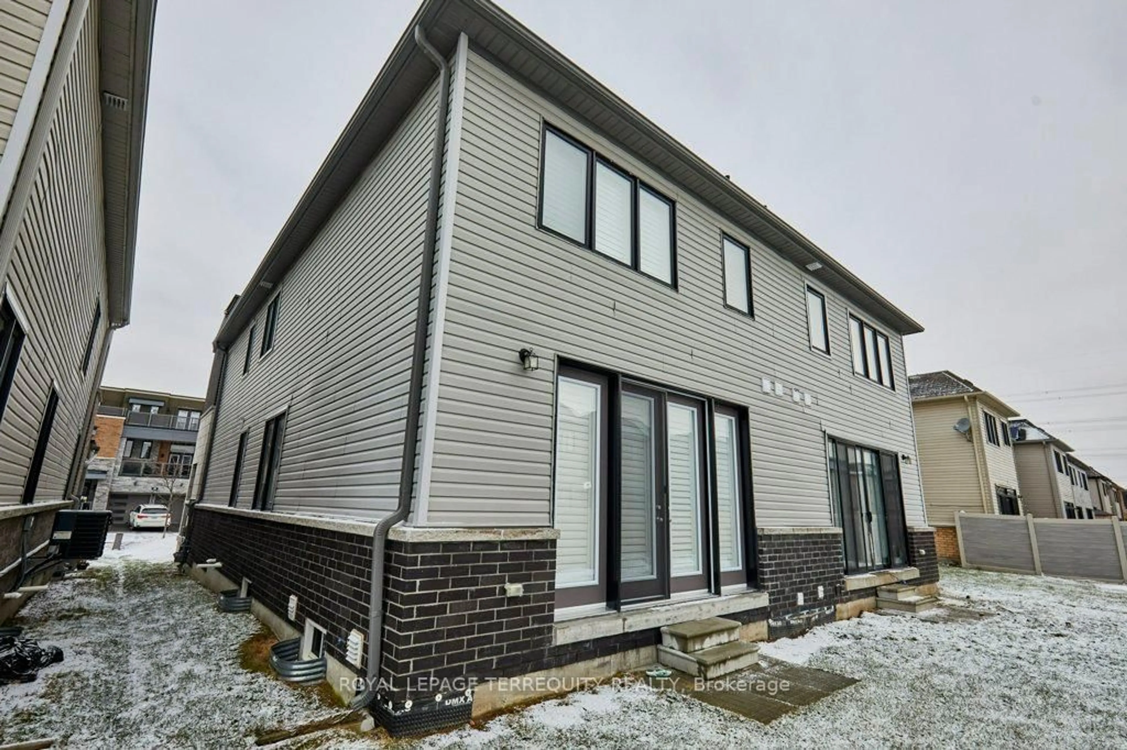 Home with brick exterior material, building for 39 Crows Nest Lane, Clarington Ontario L1C 4A9