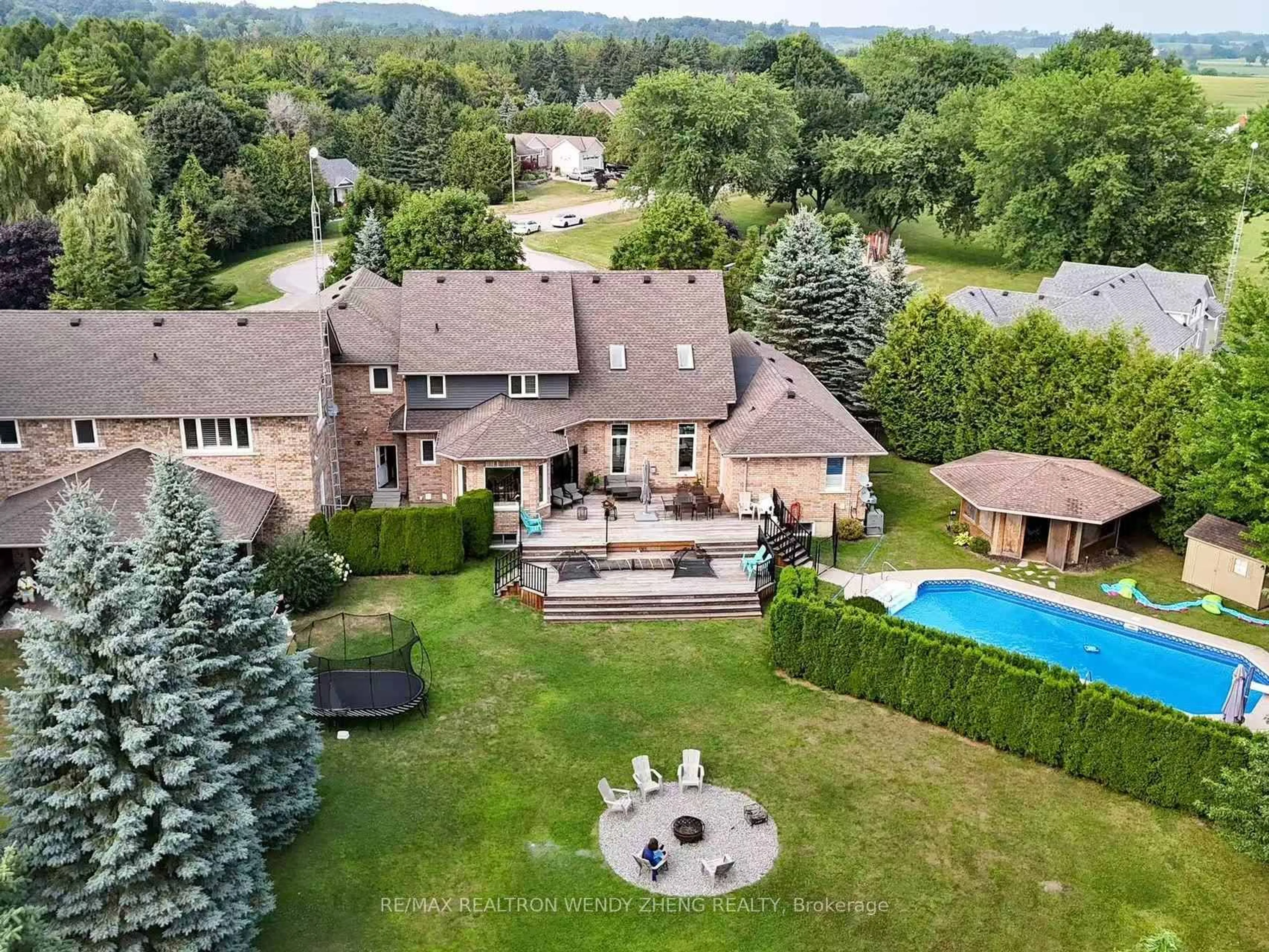 A pic from outside/outdoor area/front of a property/back of a property/a pic from drone, mountain view for 99 Hurd St, Oshawa Ontario L1H 7K4