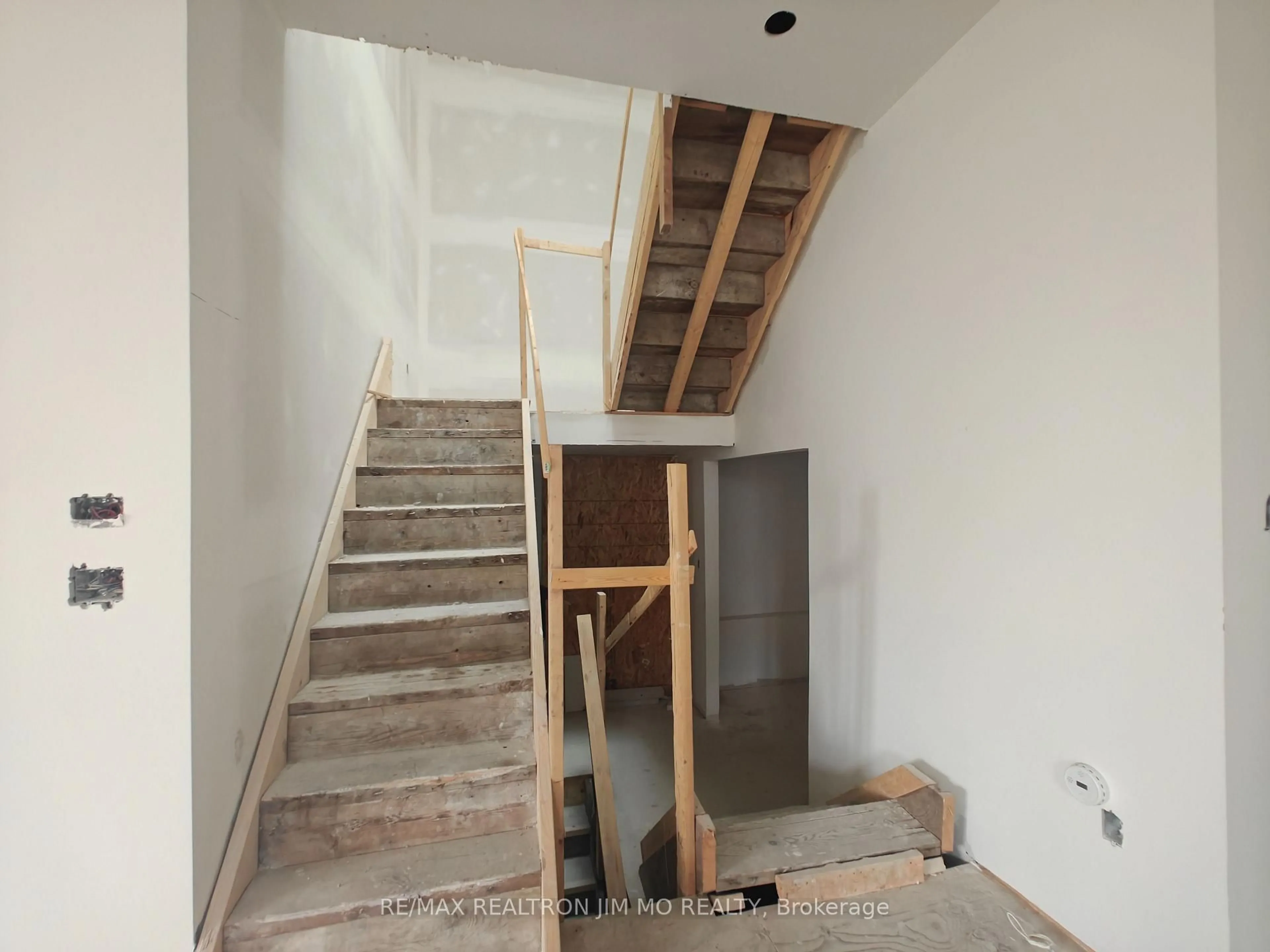 Stairs for 6 Cotton Ave, Toronto Ontario M1K 1Z2