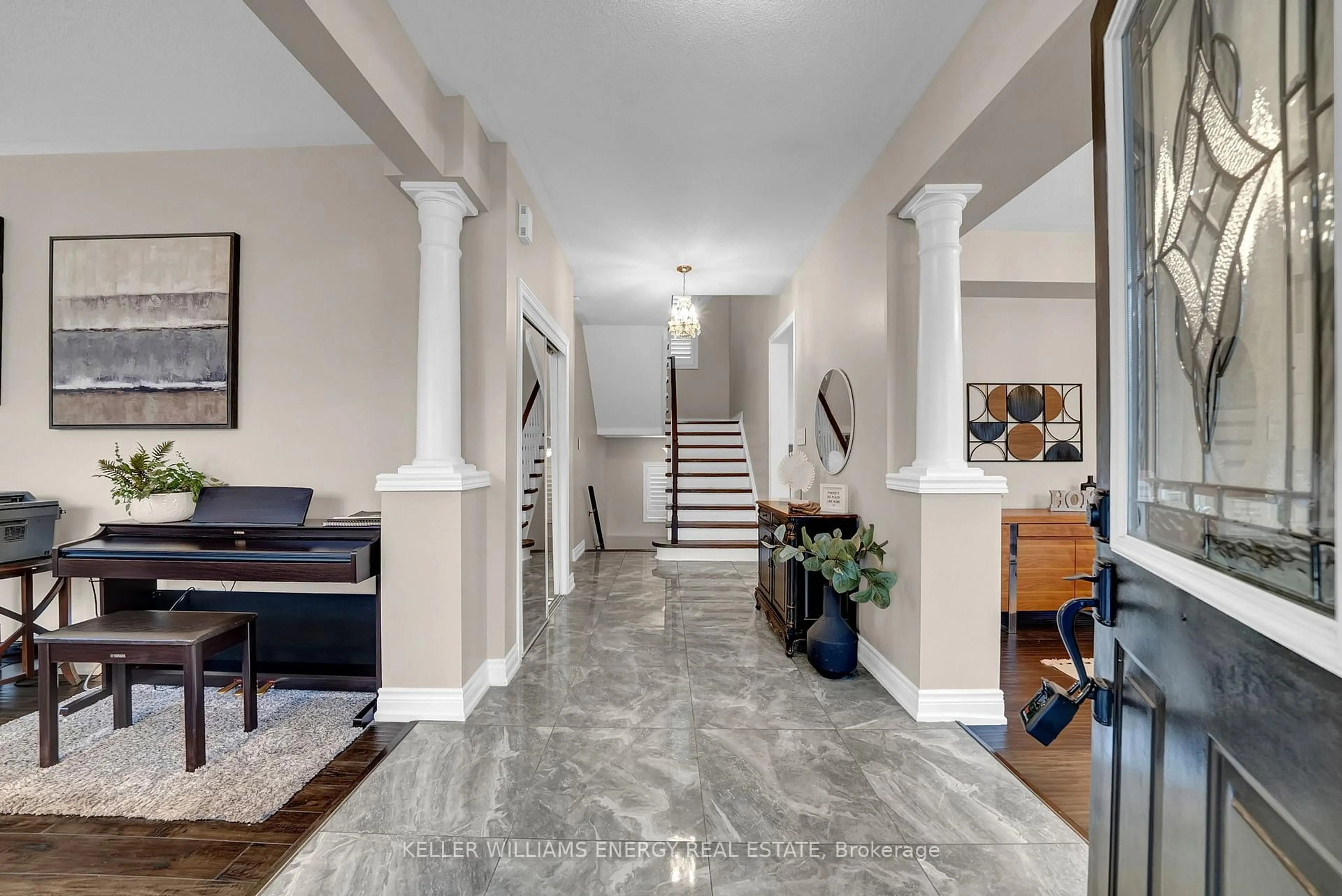 Indoor foyer for 83 Wessex Dr, Whitby Ontario L1M 2C1