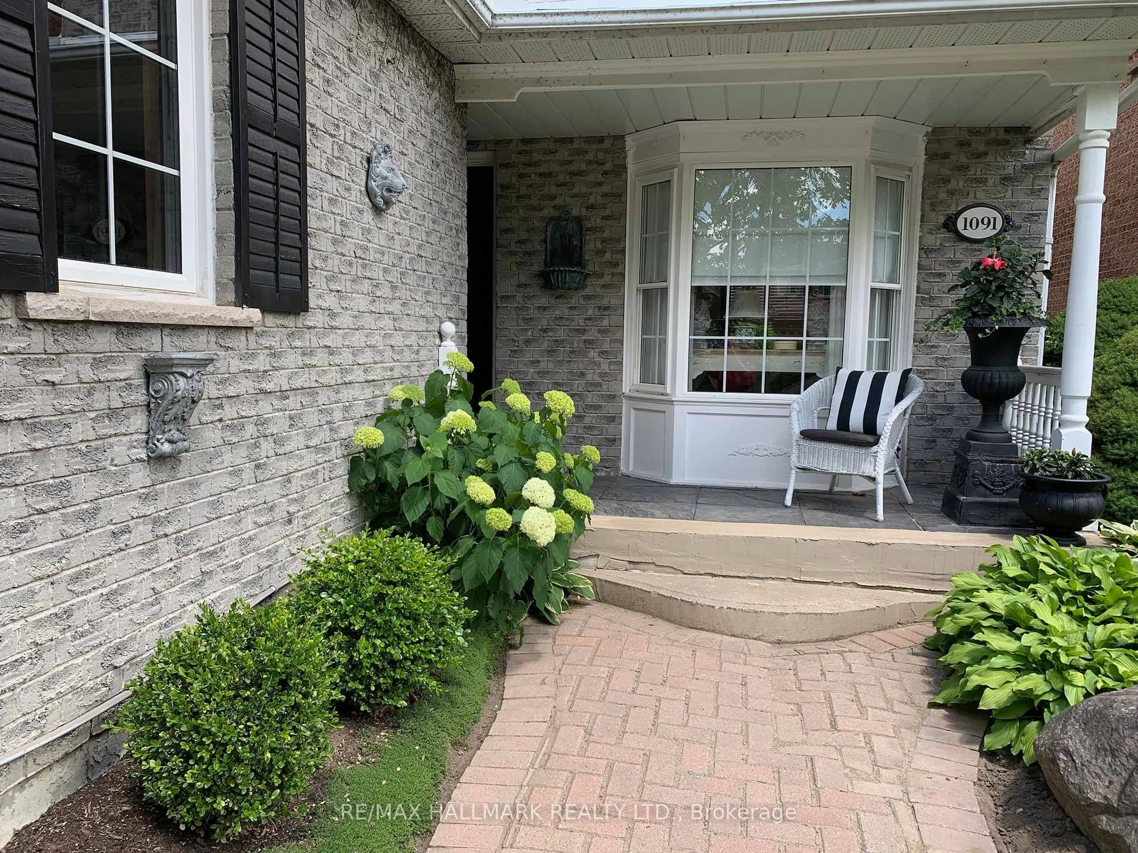 Indoor entryway for 1091 Benton Cres, Pickering Ontario L1X 1N2