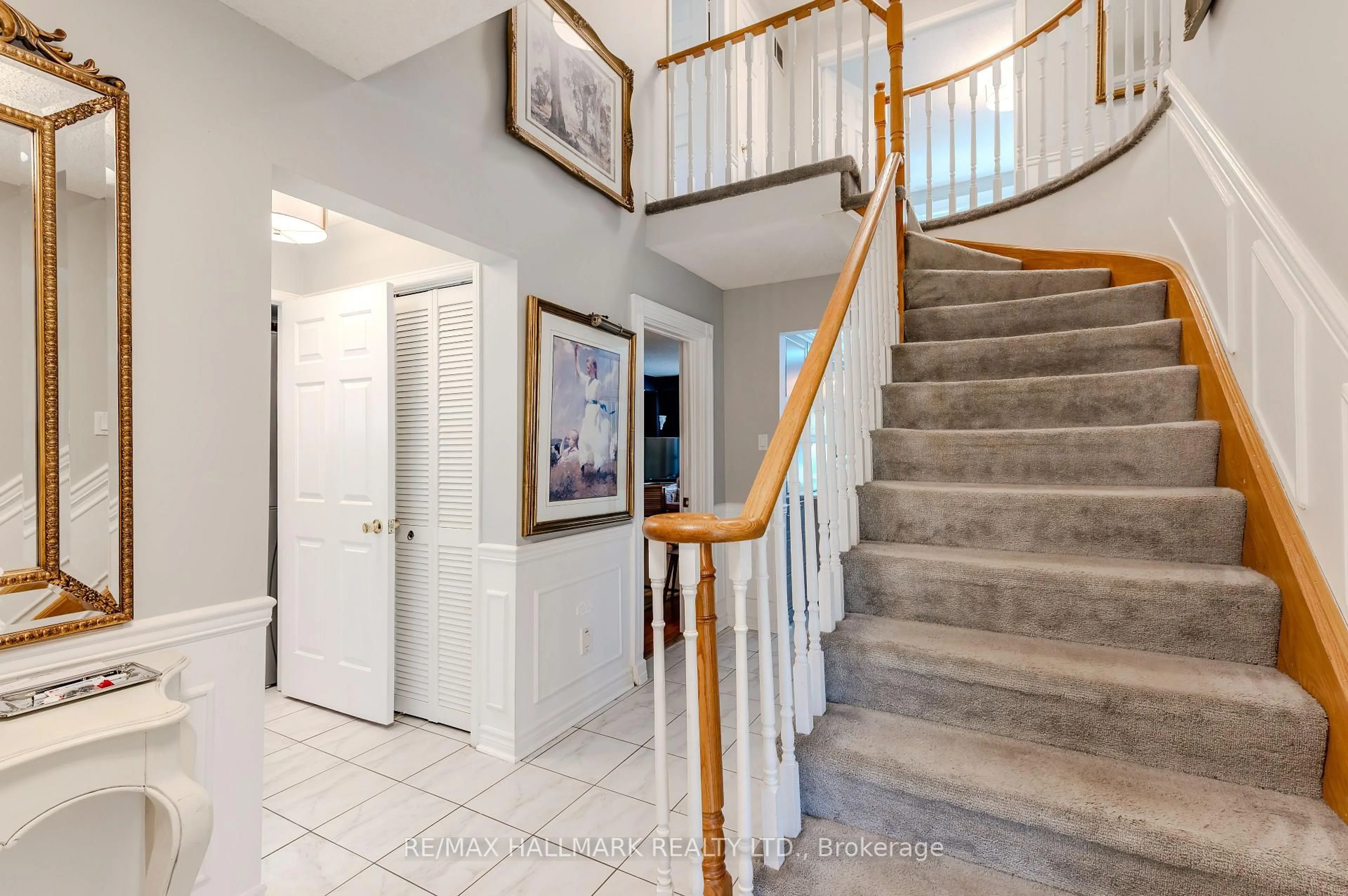 Indoor foyer for 1091 Benton Cres, Pickering Ontario L1X 1N2