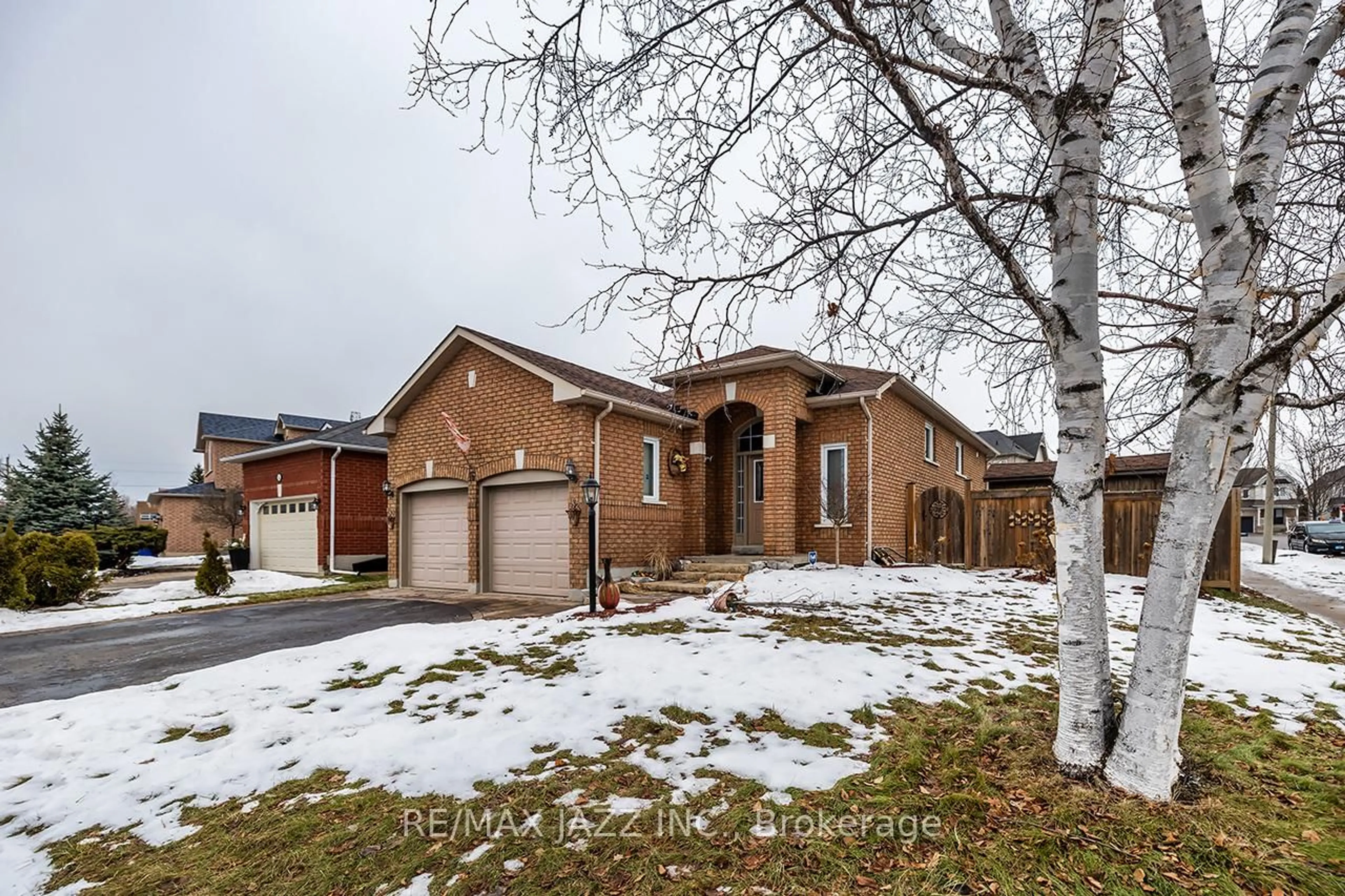 Home with brick exterior material, street for 16 Goodwin Ave, Clarington Ontario L1C 4Z4