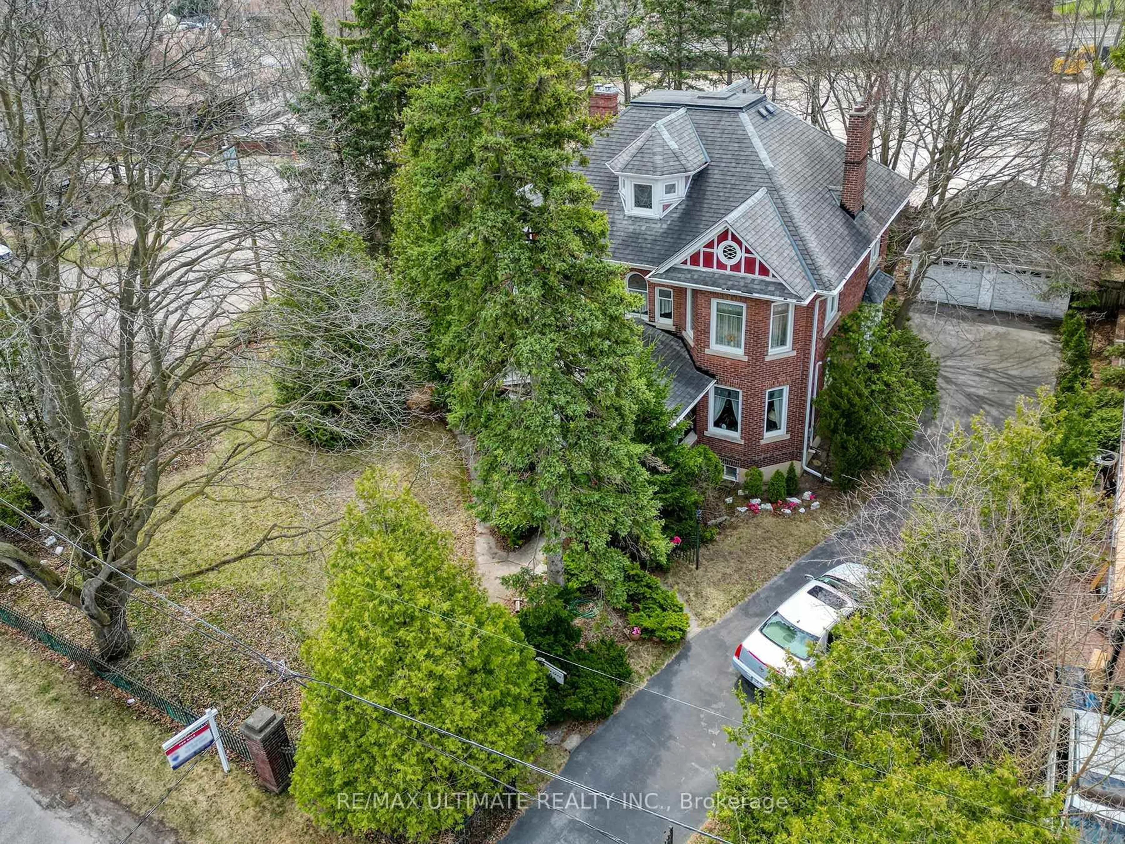 A pic from outside/outdoor area/front of a property/back of a property/a pic from drone, street for 456 Manse Rd, Toronto Ontario M1E 3V8