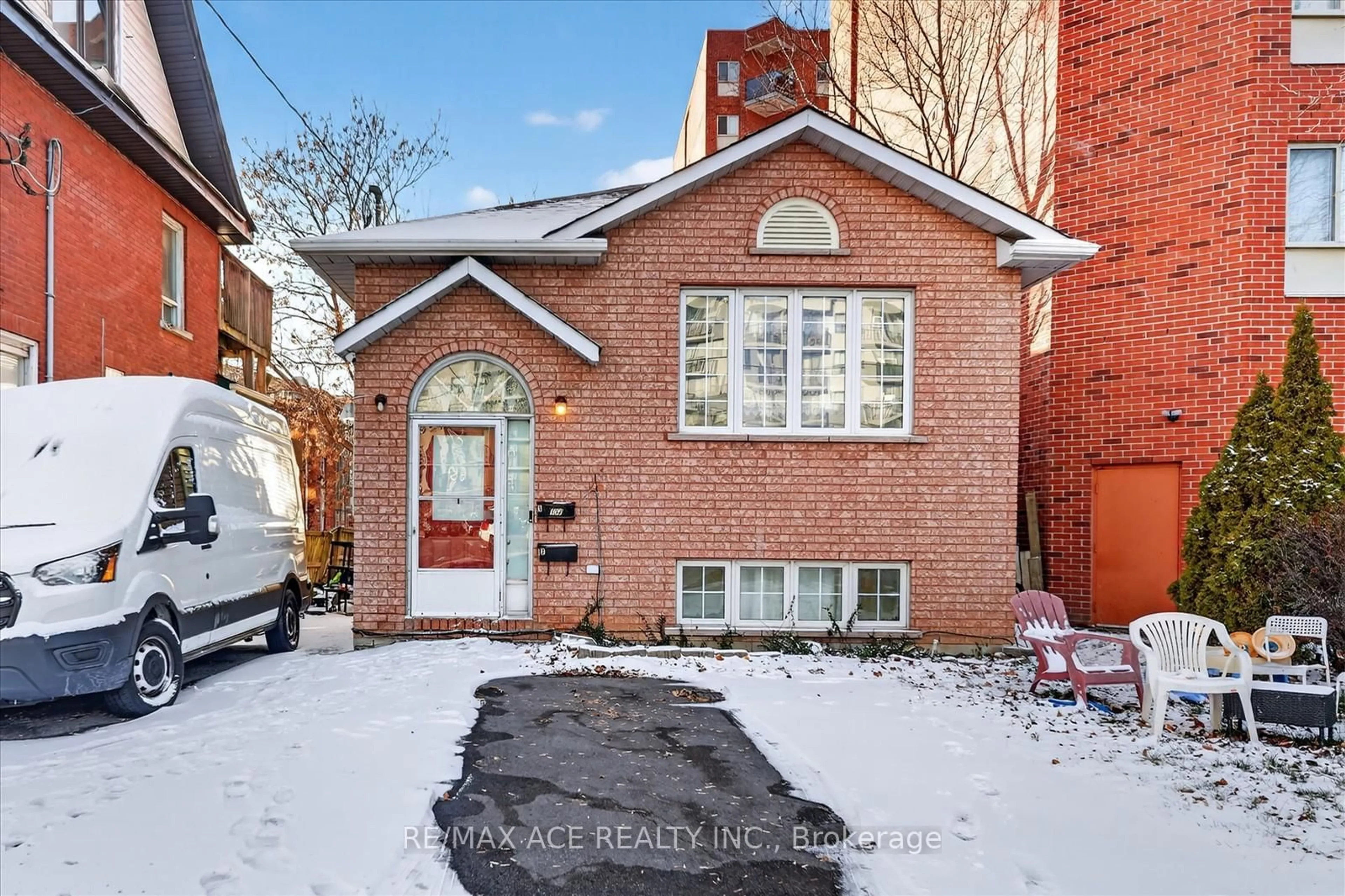 Home with brick exterior material, street for 150 Centre St, Oshawa Ontario L1H 4A4