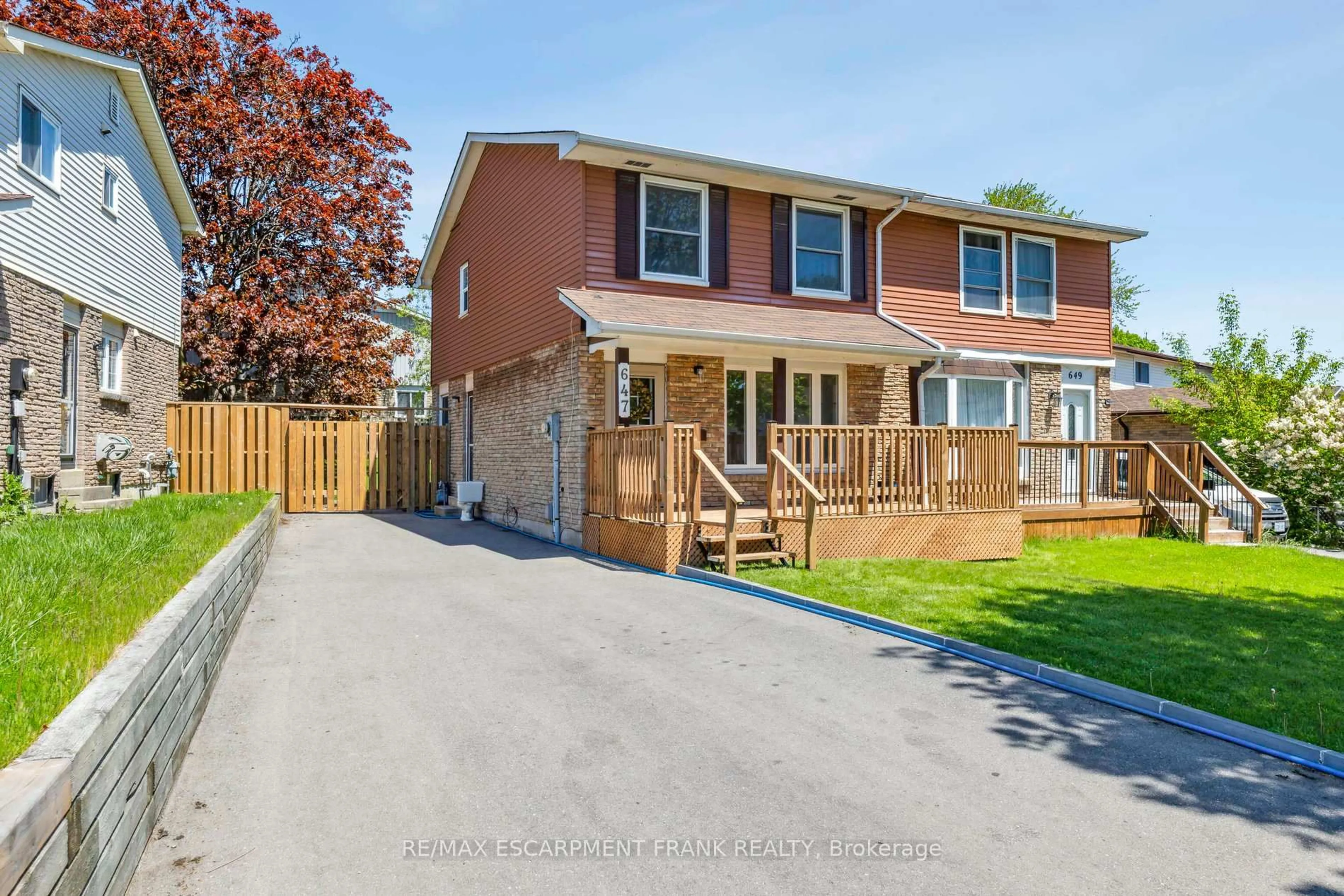 Unknown for 647 Balsam Cres, Oshawa Ontario L1J 6A1