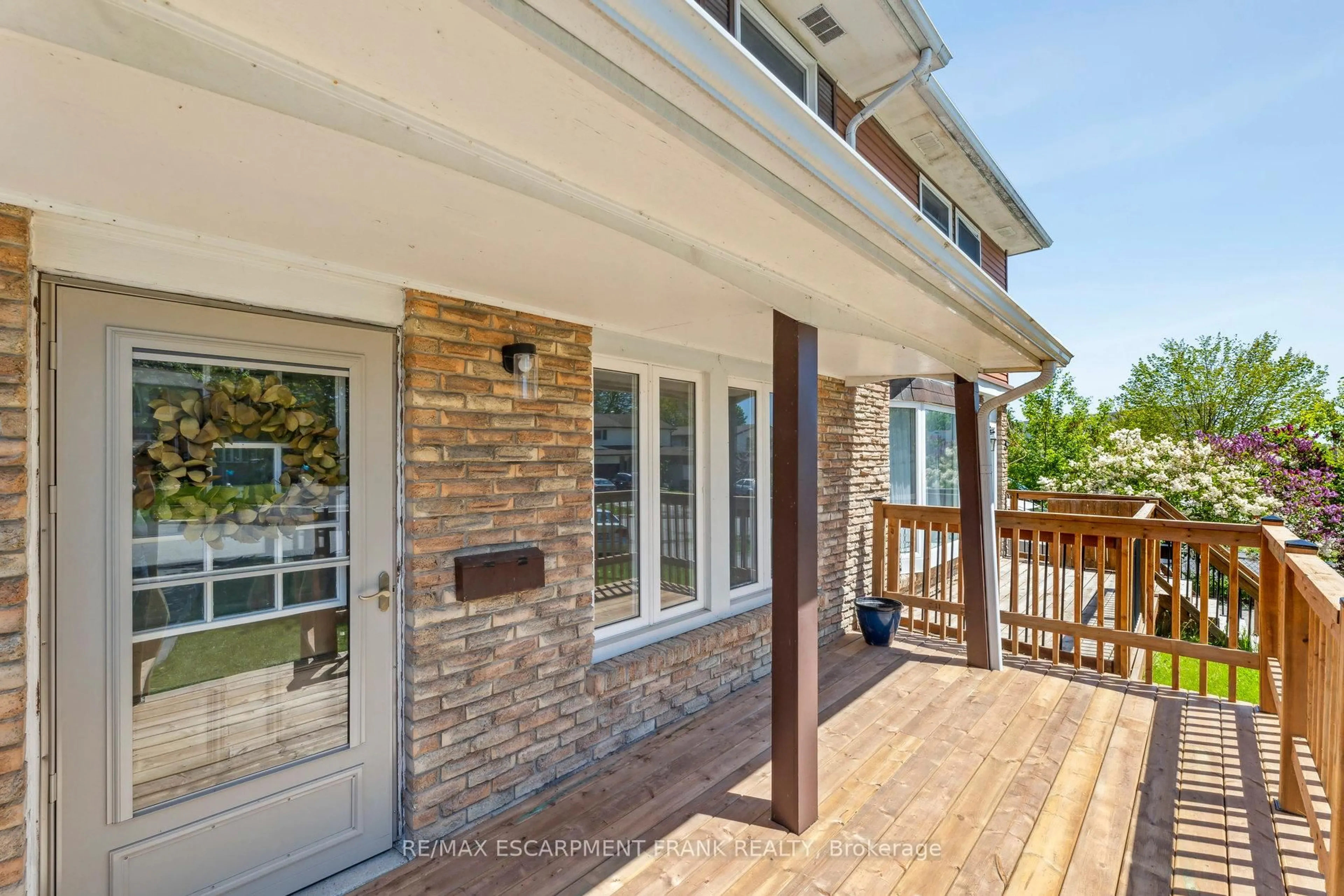 Unknown for 647 Balsam Cres, Oshawa Ontario L1J 6A1