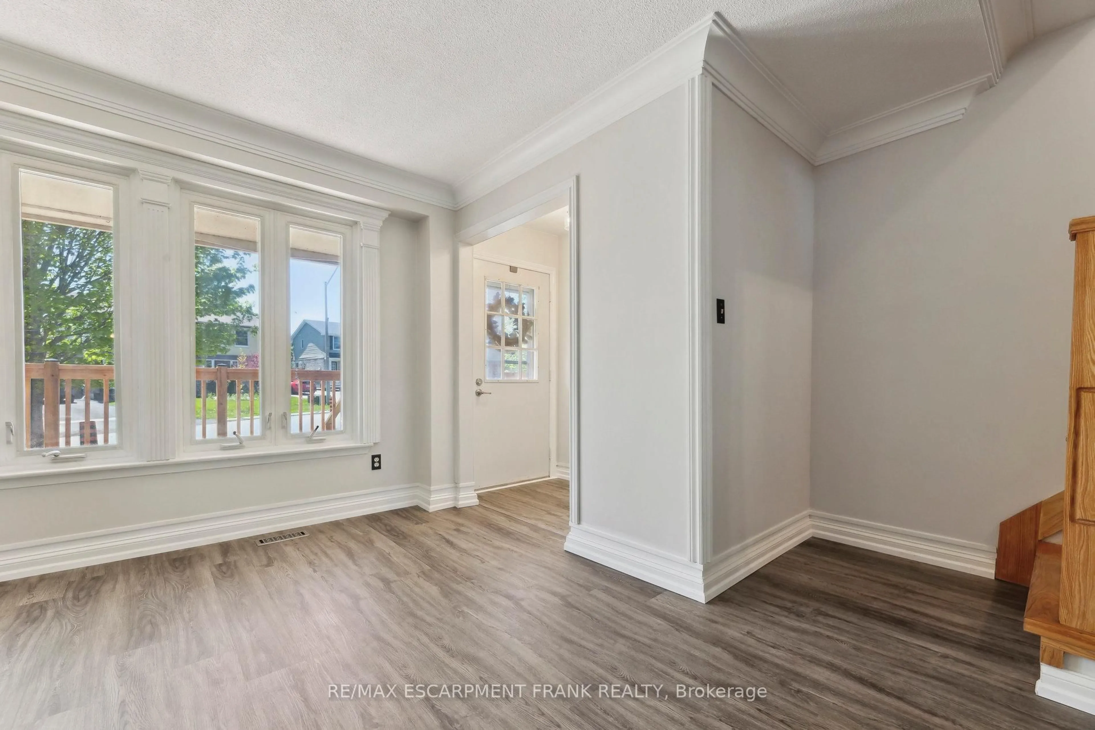 Indoor entryway for 647 Balsam Cres, Oshawa Ontario L1J 6A1