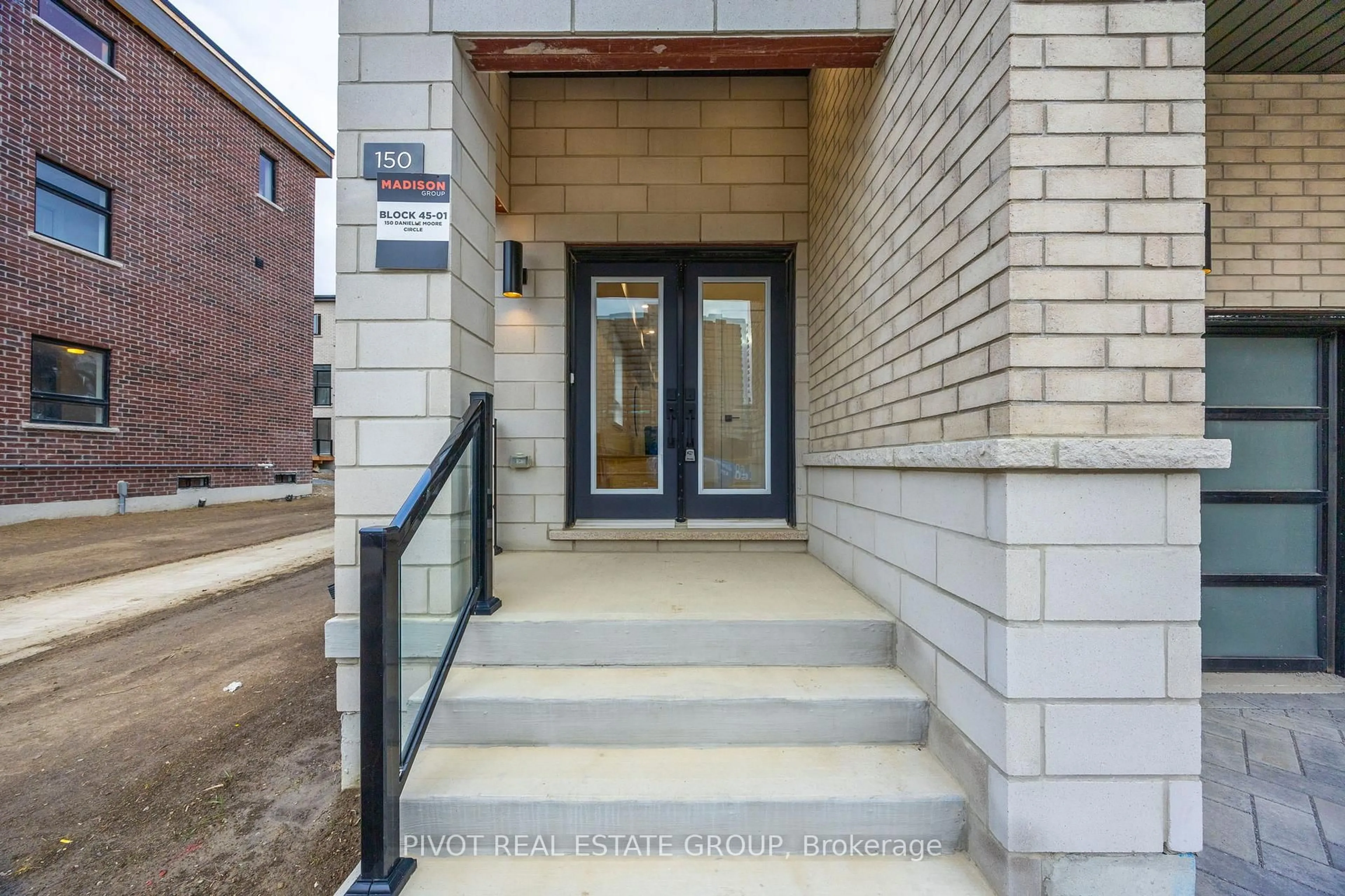 Indoor entryway for 150 Danielle Moore Circ, Toronto Ontario M1P 0G9