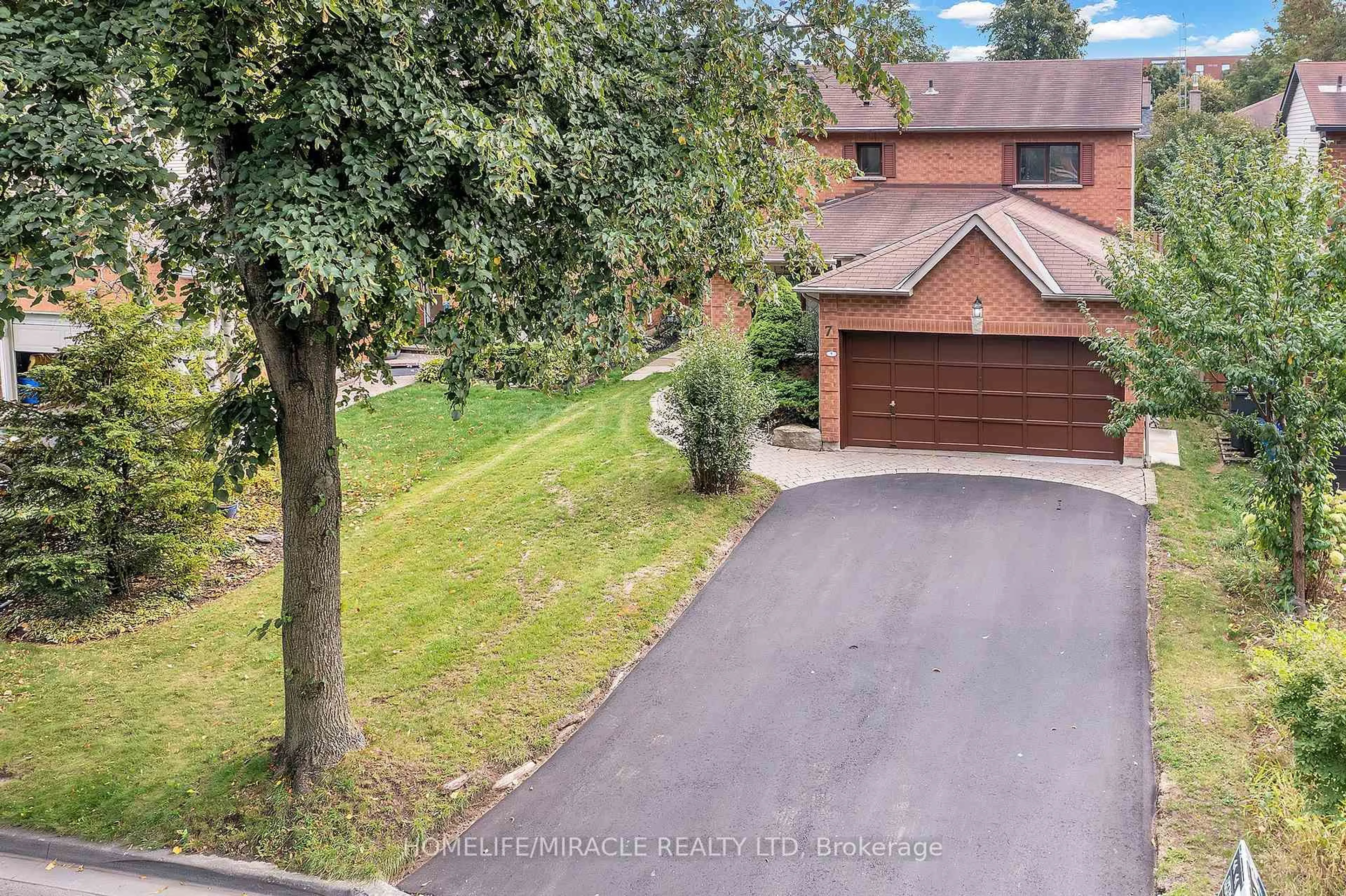 A pic from outside/outdoor area/front of a property/back of a property/a pic from drone, street for 7 Houghton Crt, Whitby Ontario L1N 8G9