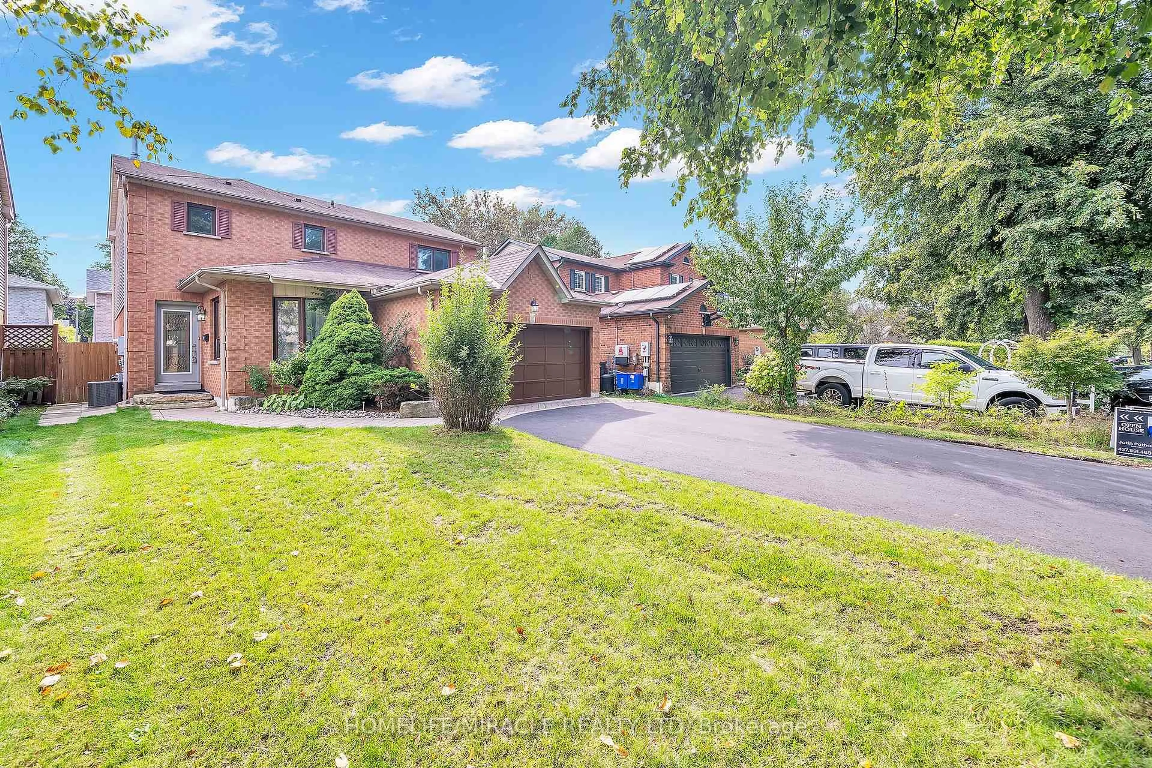 A pic from outside/outdoor area/front of a property/back of a property/a pic from drone, street for 7 Houghton Crt, Whitby Ontario L1N 8G9