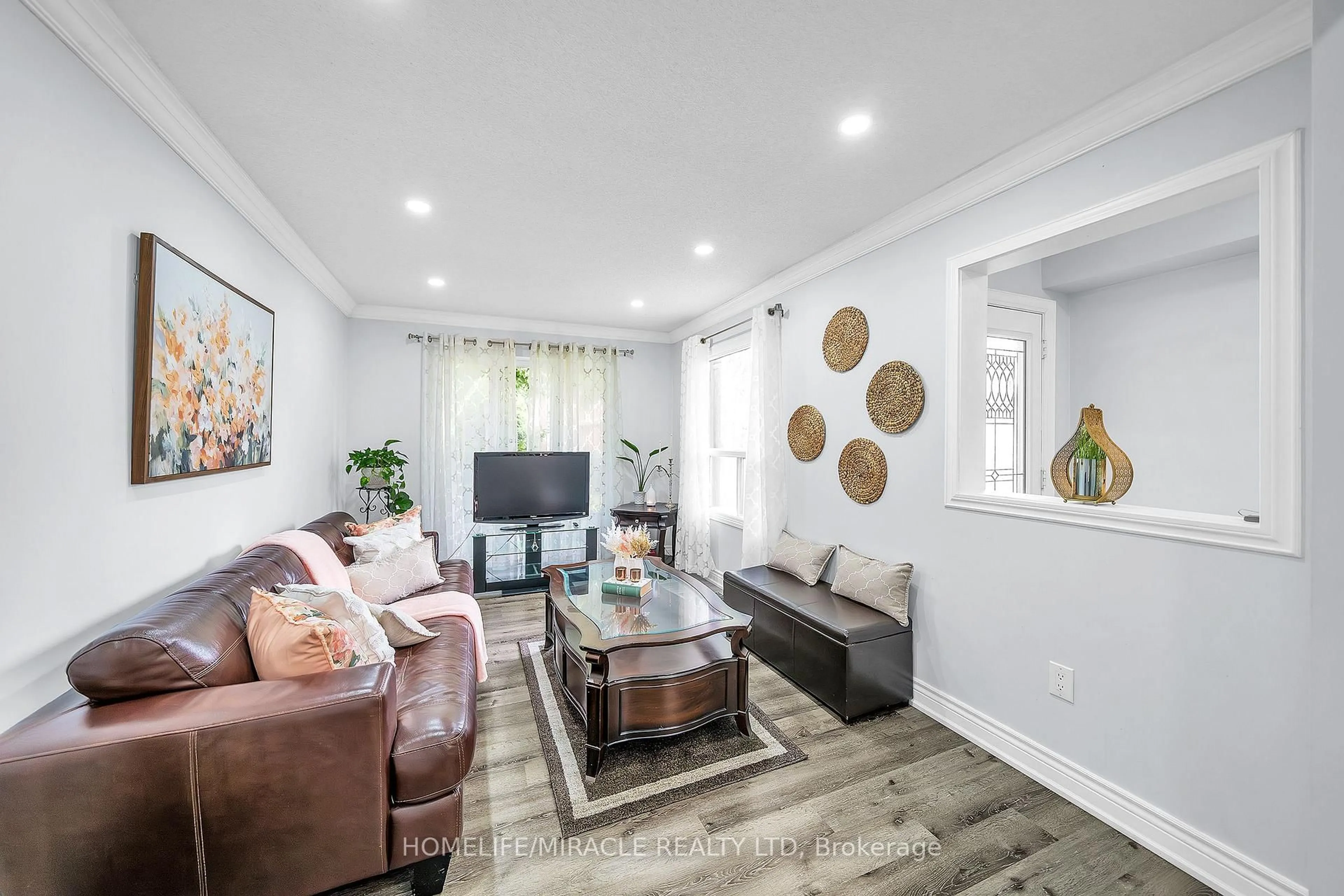 Living room with furniture, unknown for 7 Houghton Crt, Whitby Ontario L1N 8G9