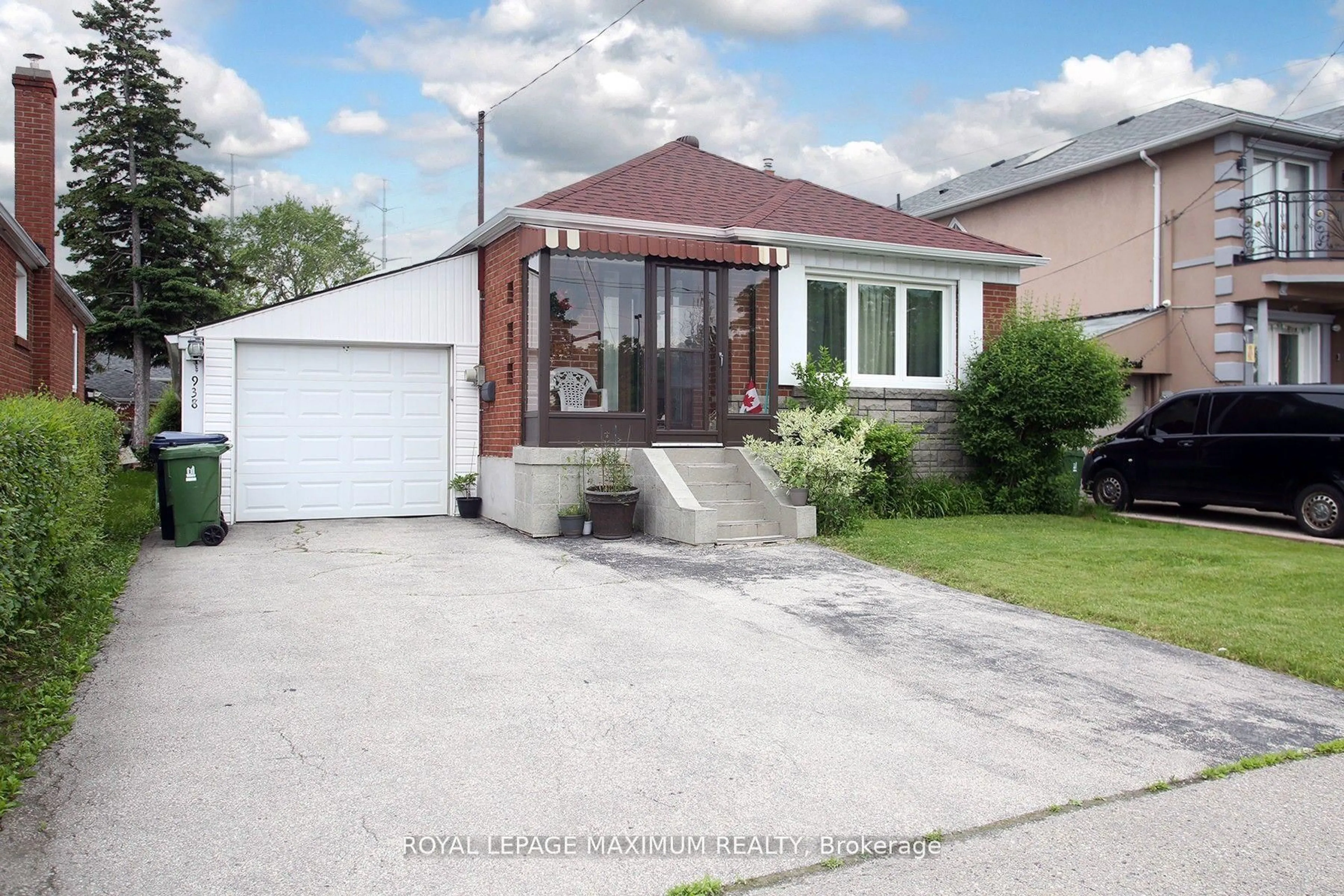 Home with brick exterior material, street for 938 Kennedy Rd, Toronto Ontario M1K 2G3