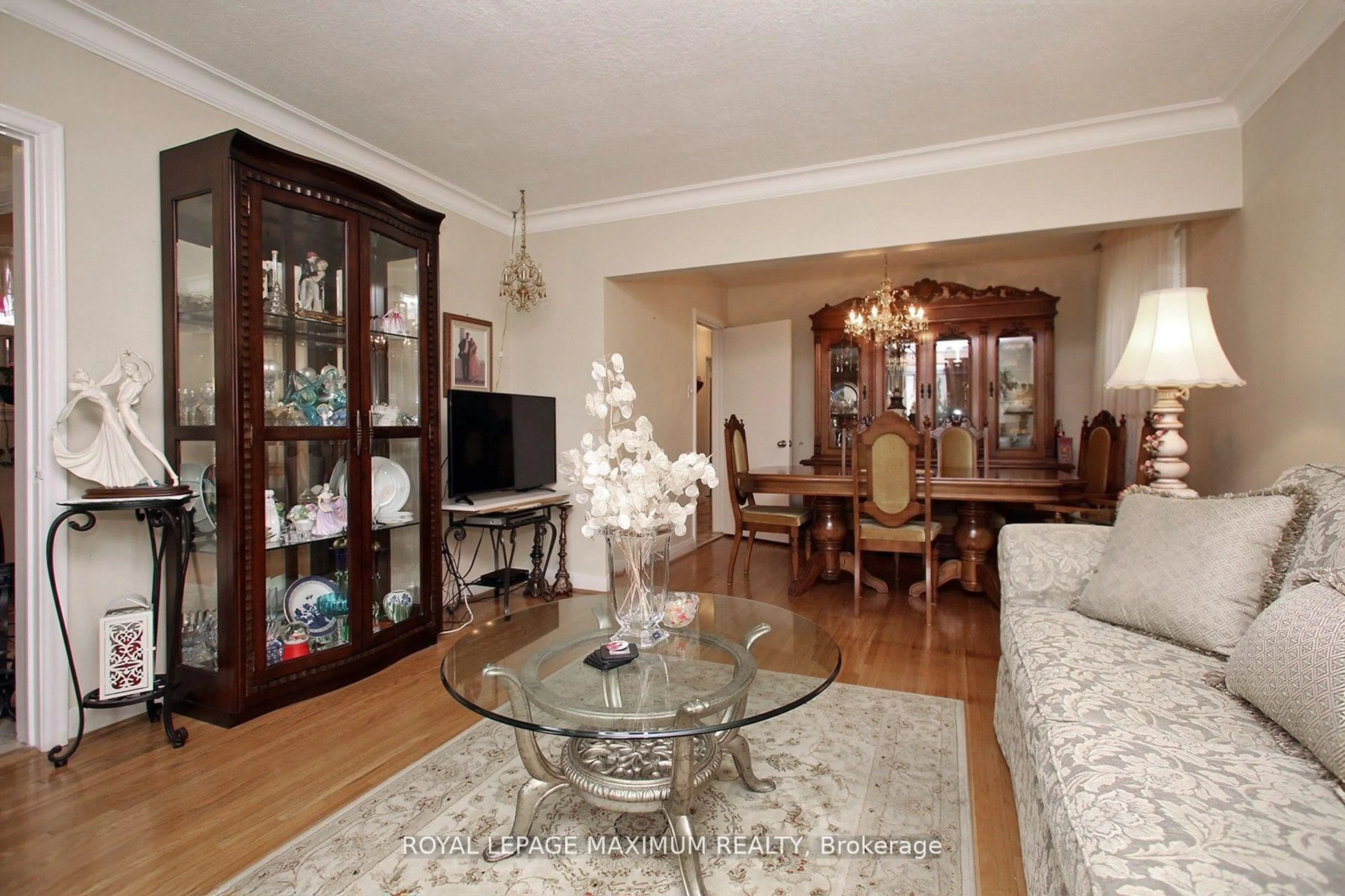 Living room with furniture, unknown for 938 Kennedy Rd, Toronto Ontario M1K 2G3