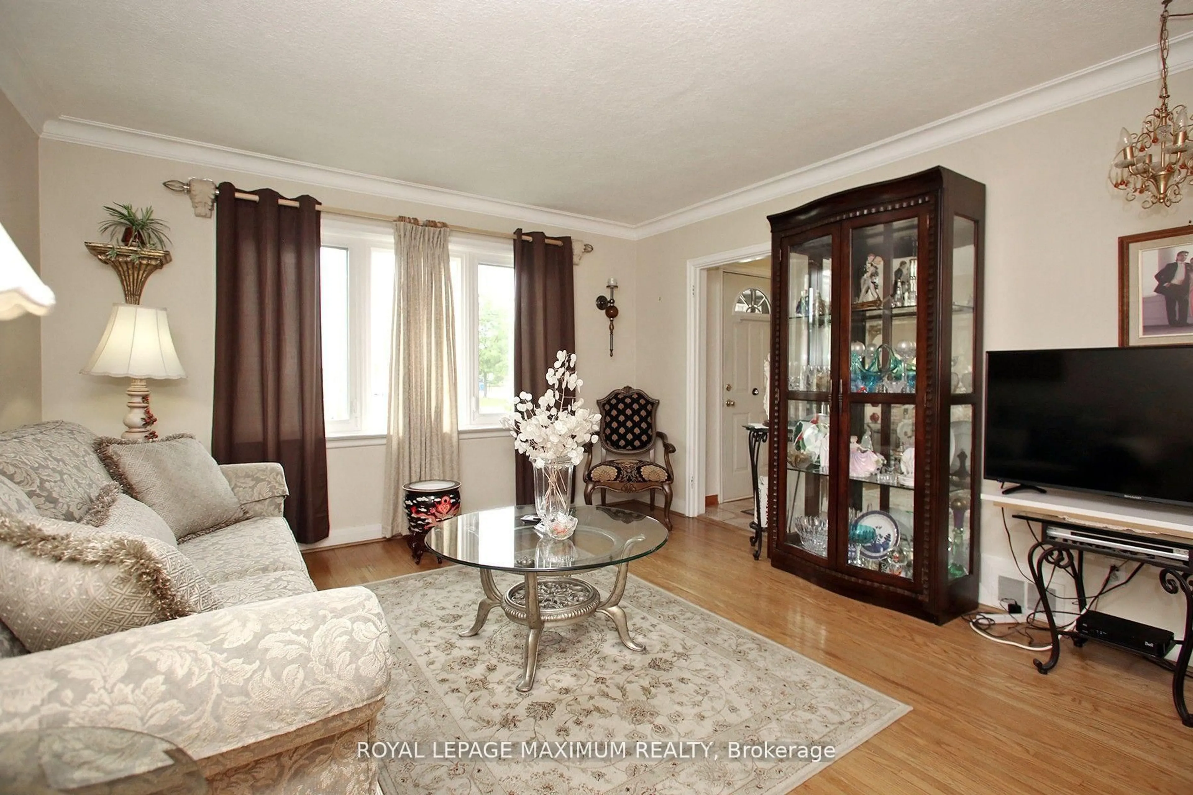 Living room with furniture, wood/laminate floor for 938 Kennedy Rd, Toronto Ontario M1K 2G3