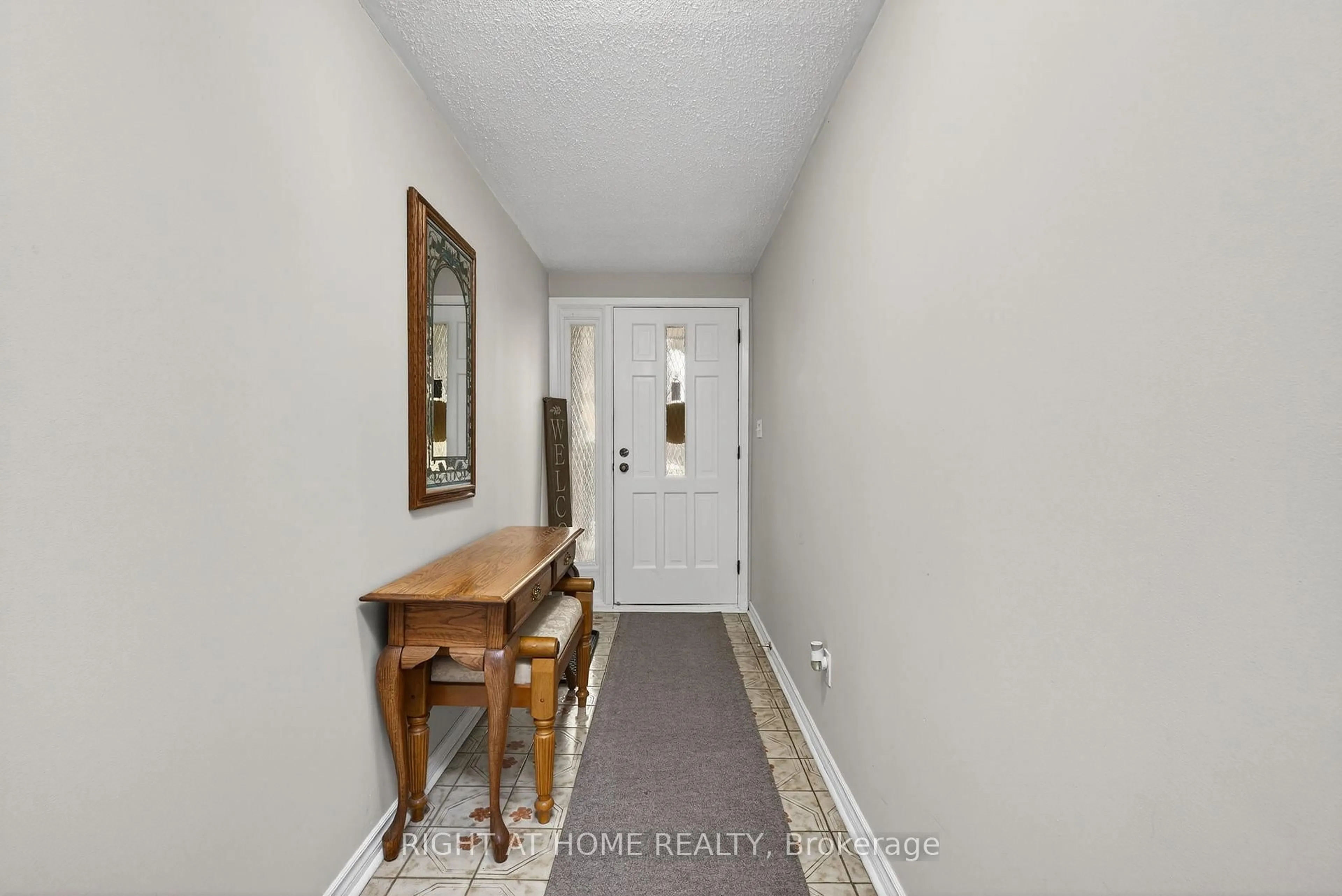 Indoor entryway for 71 Banmoor Blvd, Toronto Ontario M1J 2Z4
