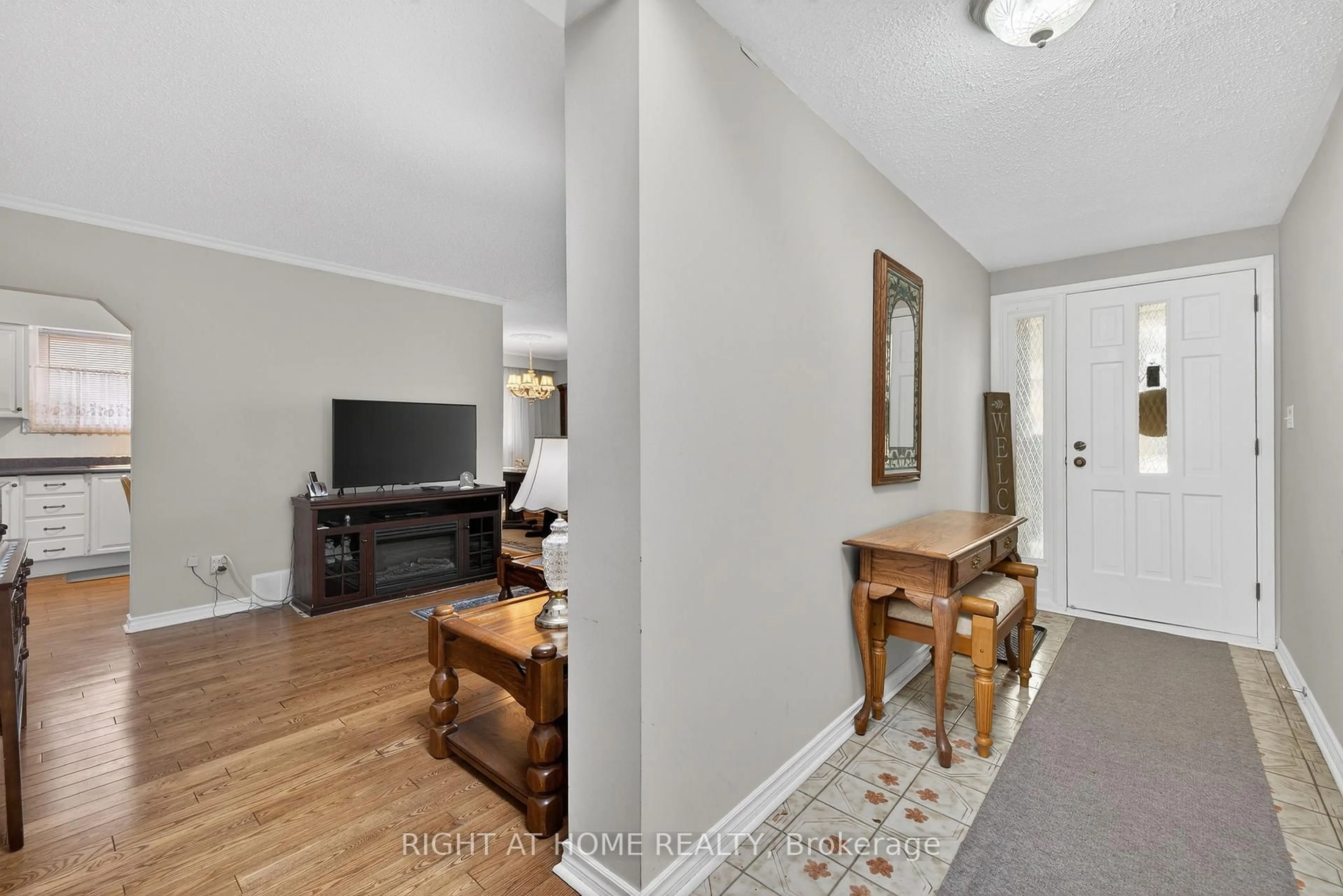 Indoor entryway for 71 Banmoor Blvd, Toronto Ontario M1J 2Z4