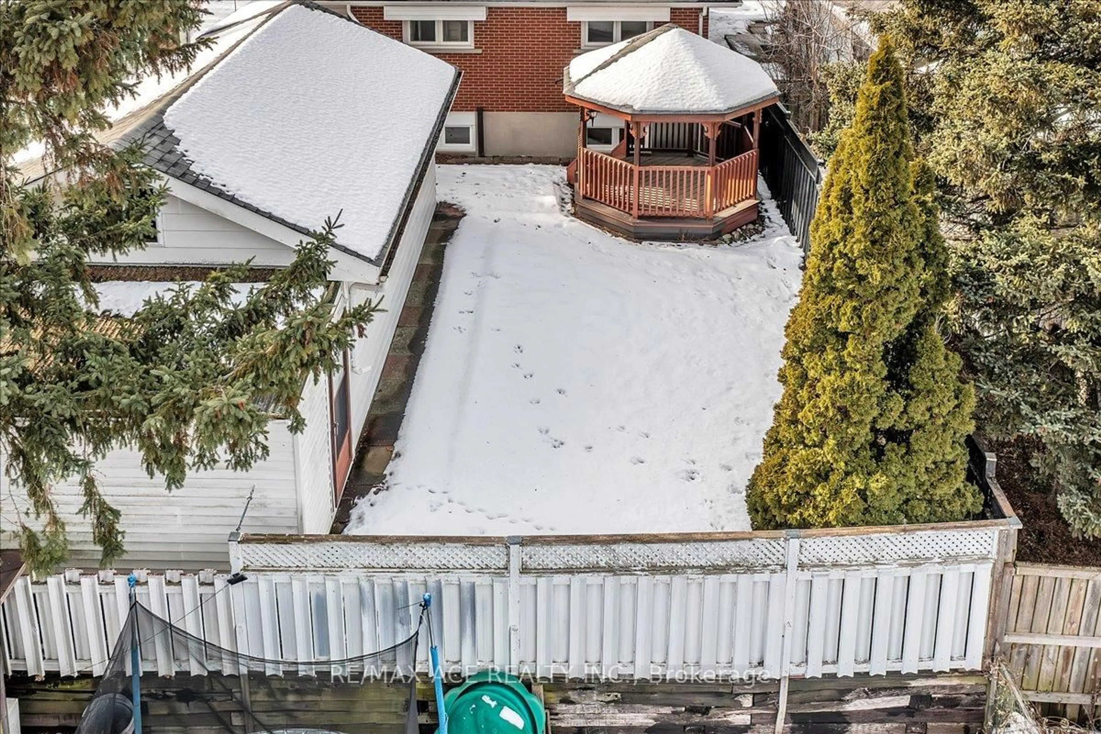 A pic from outside/outdoor area/front of a property/back of a property/a pic from drone, city buildings view from balcony for 265 Gibbons St, Oshawa Ontario L1J 4Y5