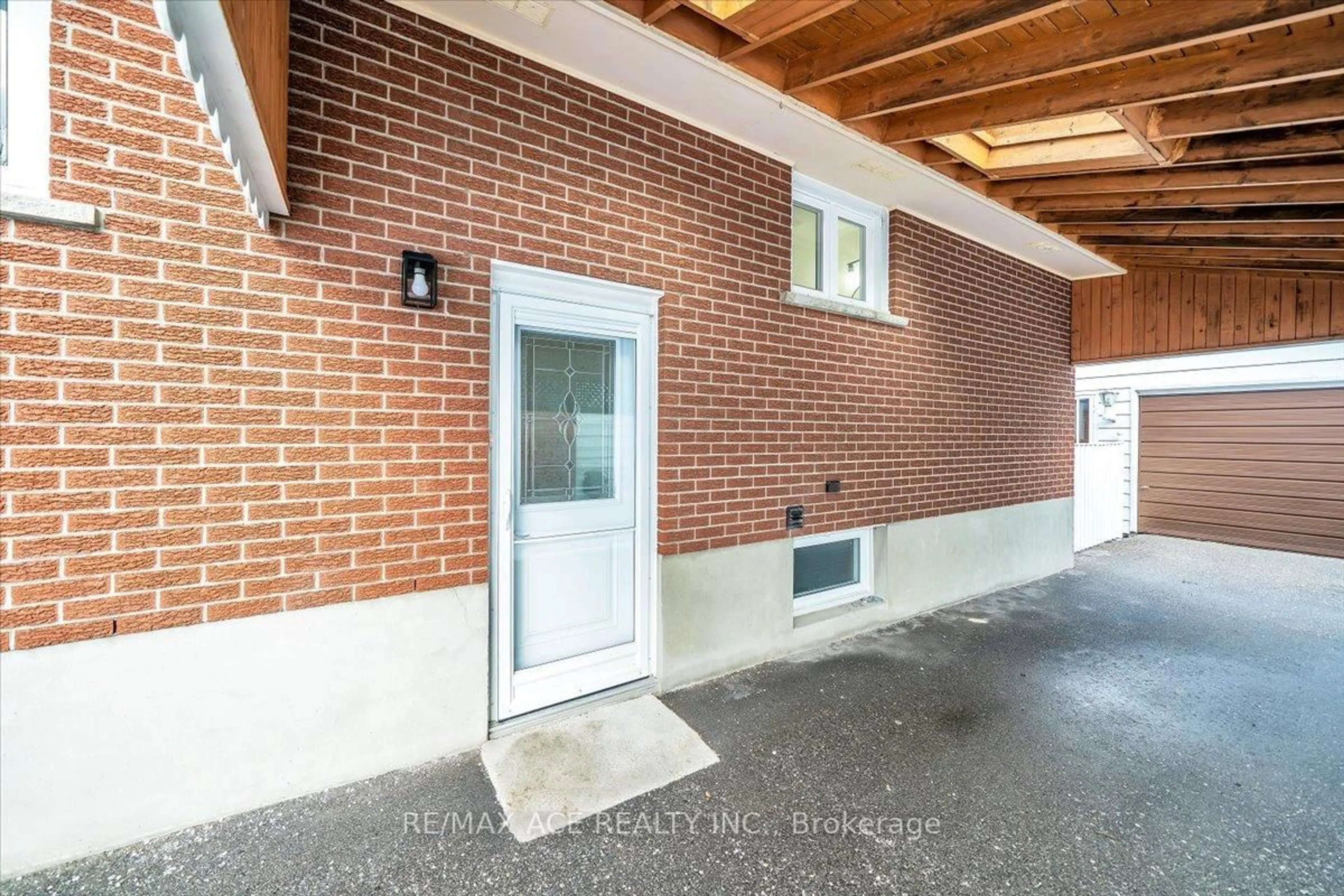 Indoor entryway for 265 Gibbons St, Oshawa Ontario L1J 4Y5