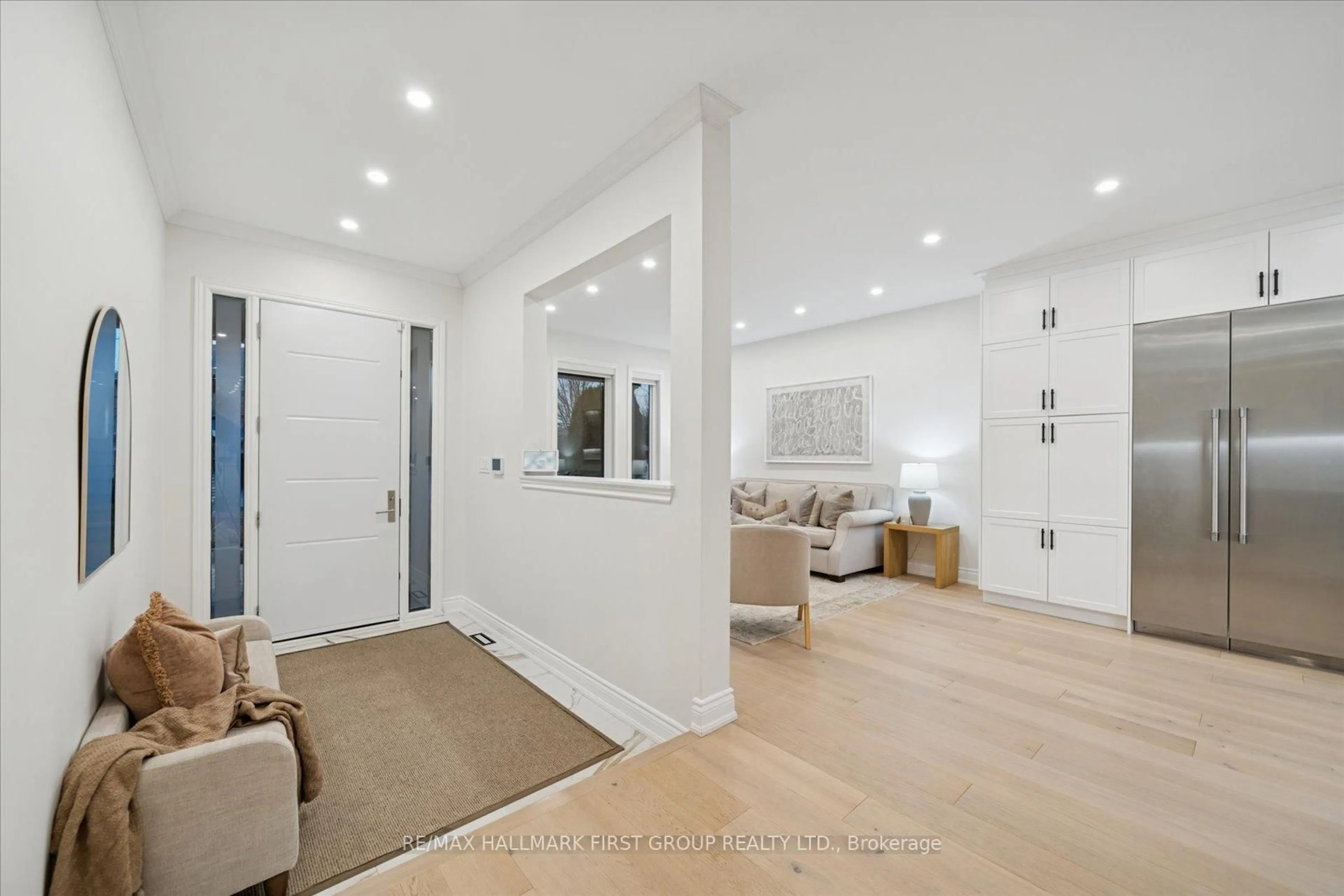 Indoor entryway for 462 Oakwood Dr, Pickering Ontario L1W 2M7