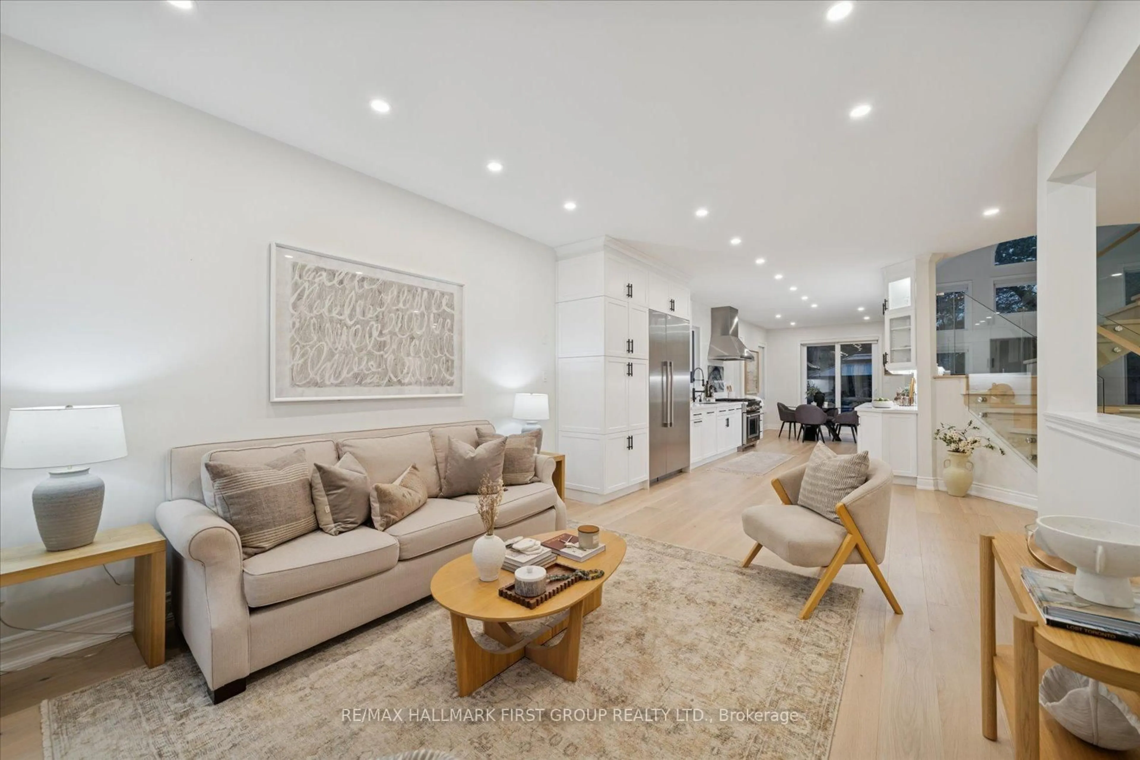 Living room with furniture, unknown for 462 Oakwood Dr, Pickering Ontario L1W 2M7