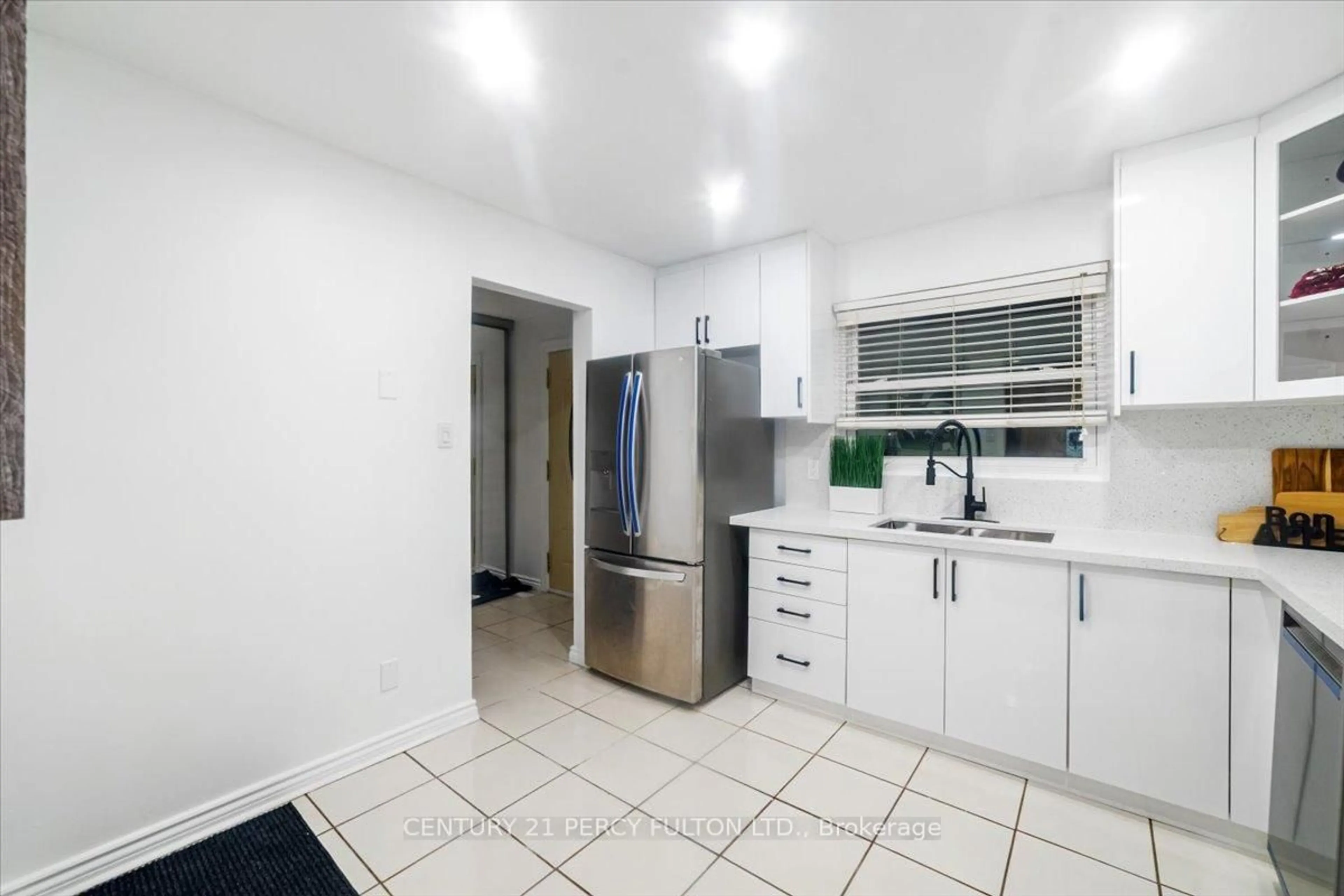 Standard kitchen, ceramic/tile floor for 99 Palmdale Dr, Toronto Ontario M1T 1P2