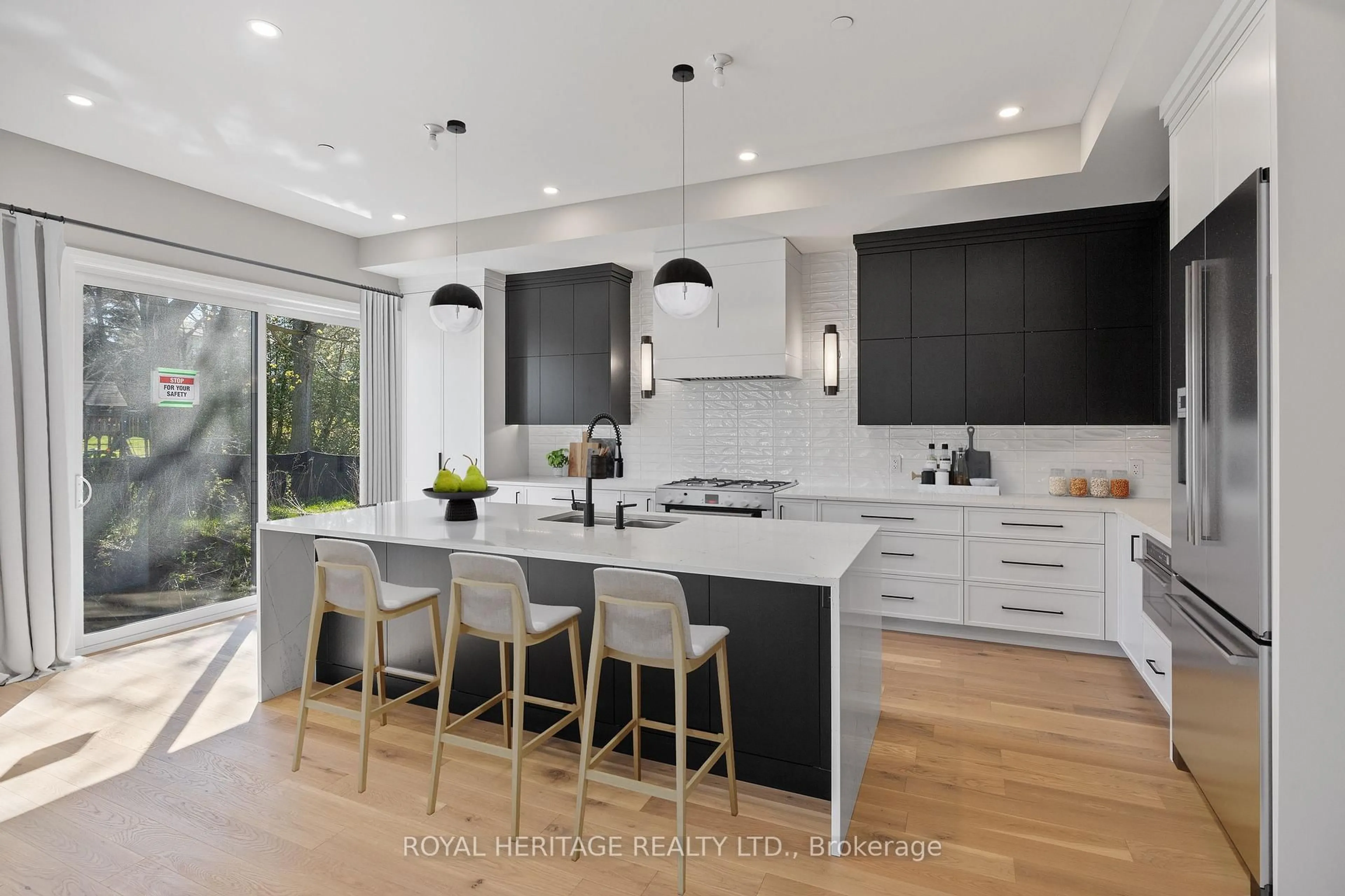 Contemporary kitchen, unknown for 25 Inverlynn Way, Whitby Ontario L1N 2S6