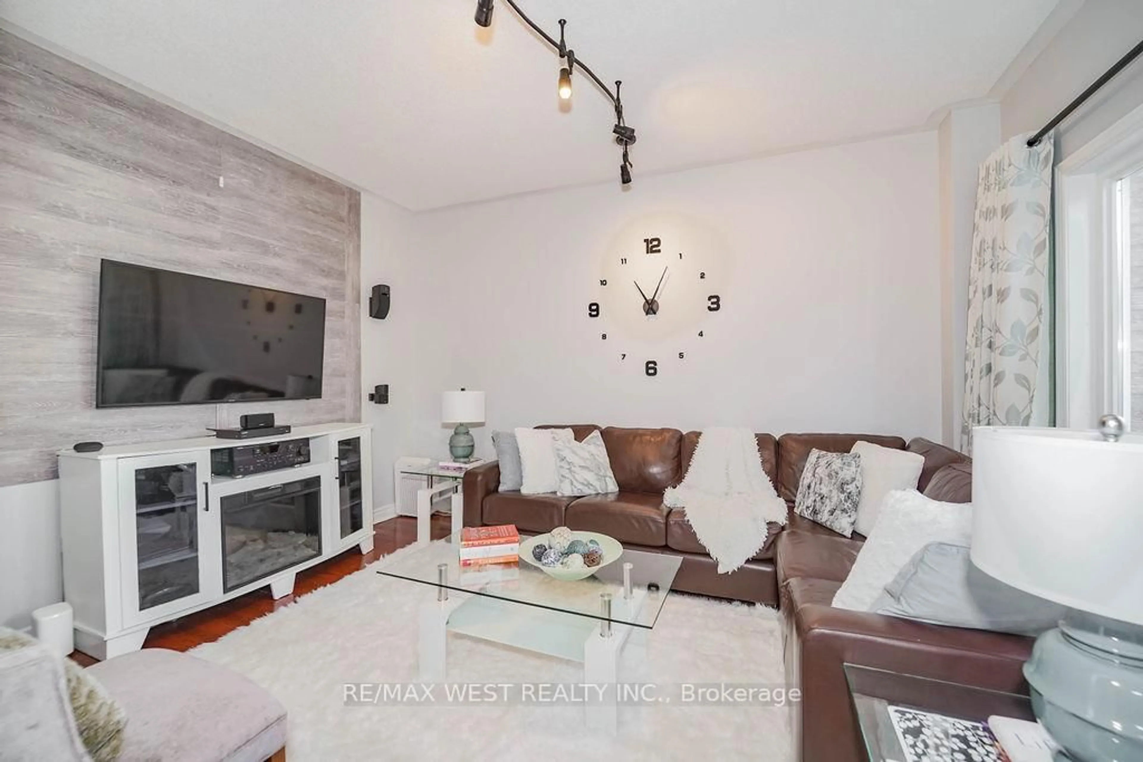 Living room with furniture, unknown for 16 Tarsus Cres, Toronto Ontario M1C 2W7