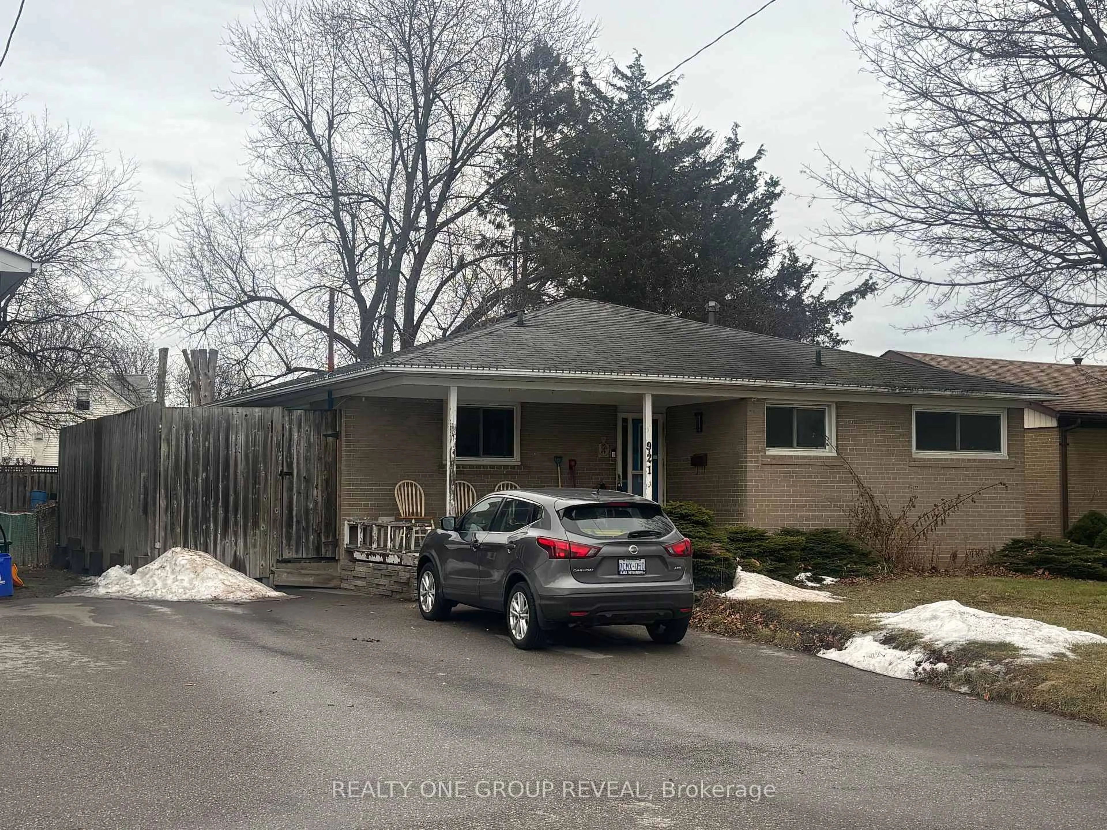 A pic from outside/outdoor area/front of a property/back of a property/a pic from drone, street for 921 Centre St, Whitby Ontario L1N 4V2