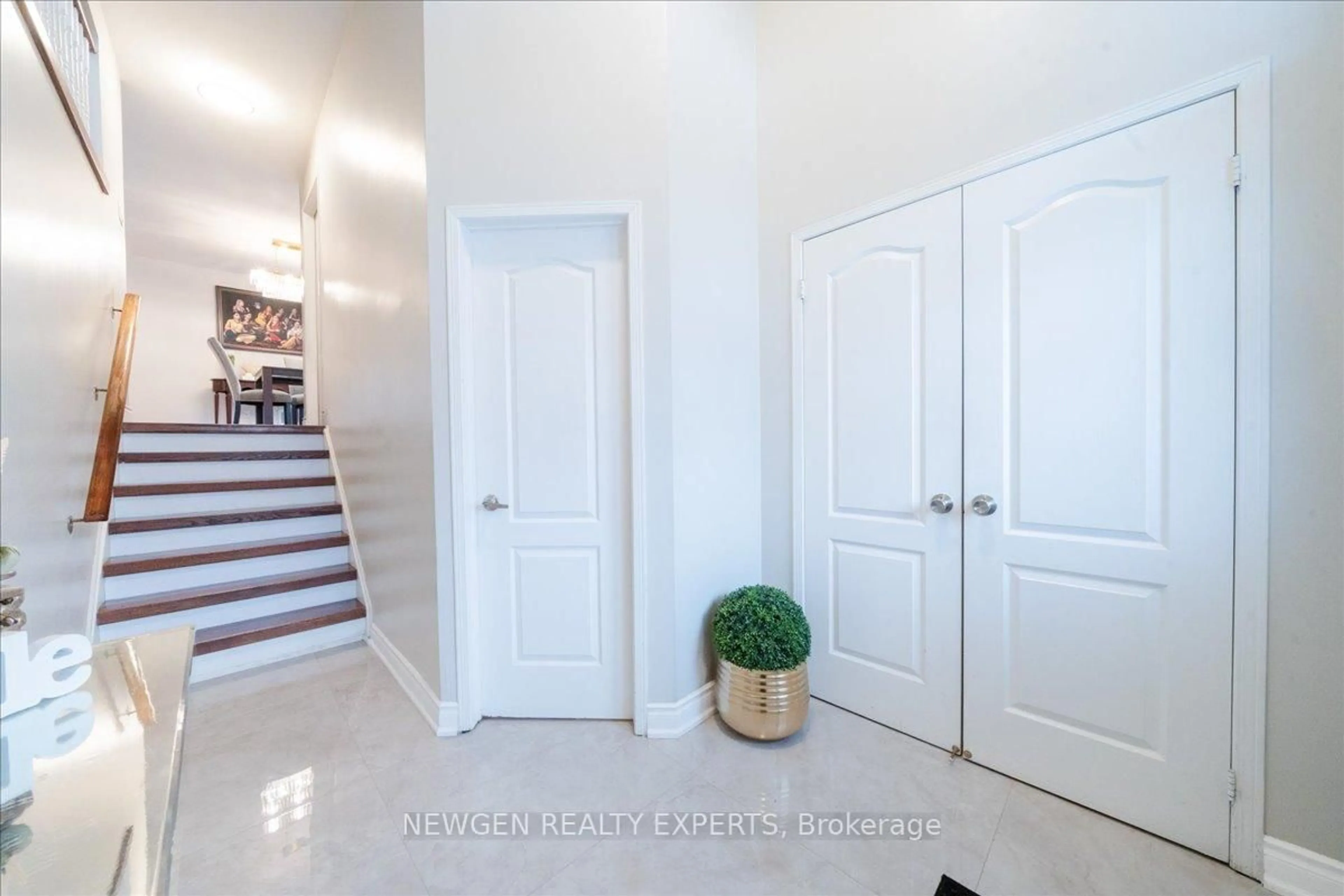 Indoor entryway for 35 Rivendell Tr, Toronto Ontario M1X 2C2