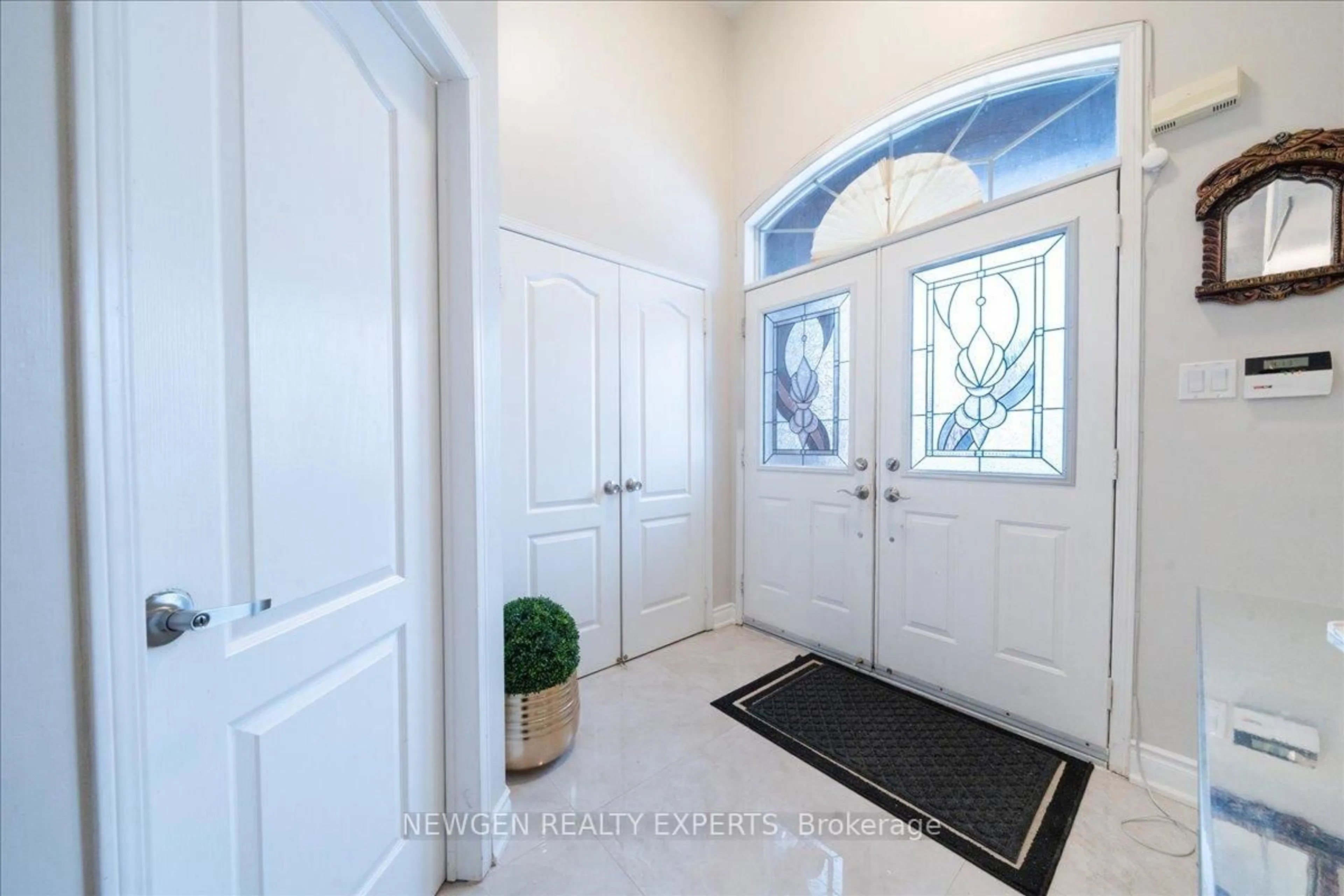 Indoor entryway for 35 Rivendell Tr, Toronto Ontario M1X 2C2