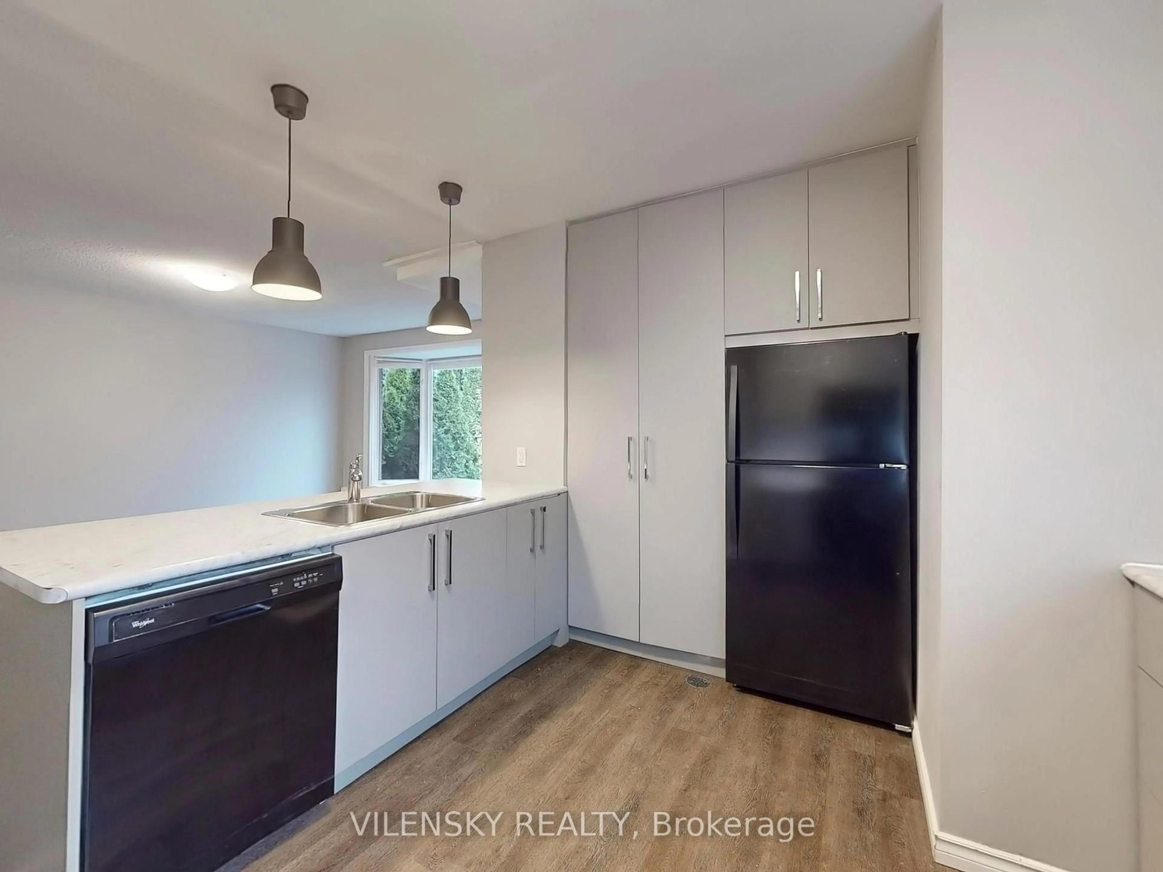 Standard kitchen, unknown for 333 Rosedale Dr, Whitby Ontario L1N 1Z2