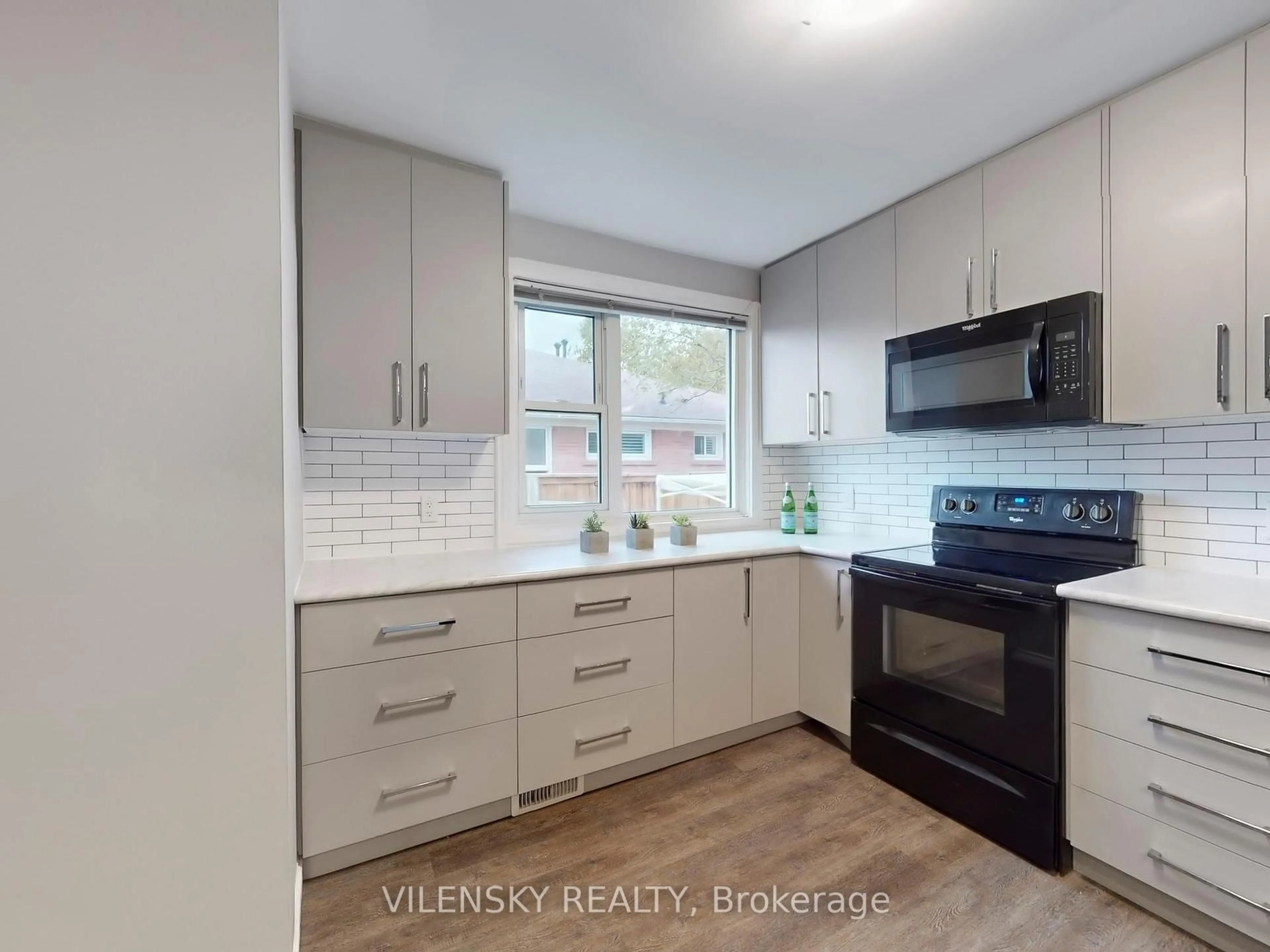 Open concept kitchen, unknown for 333 Rosedale Dr, Whitby Ontario L1N 1Z2
