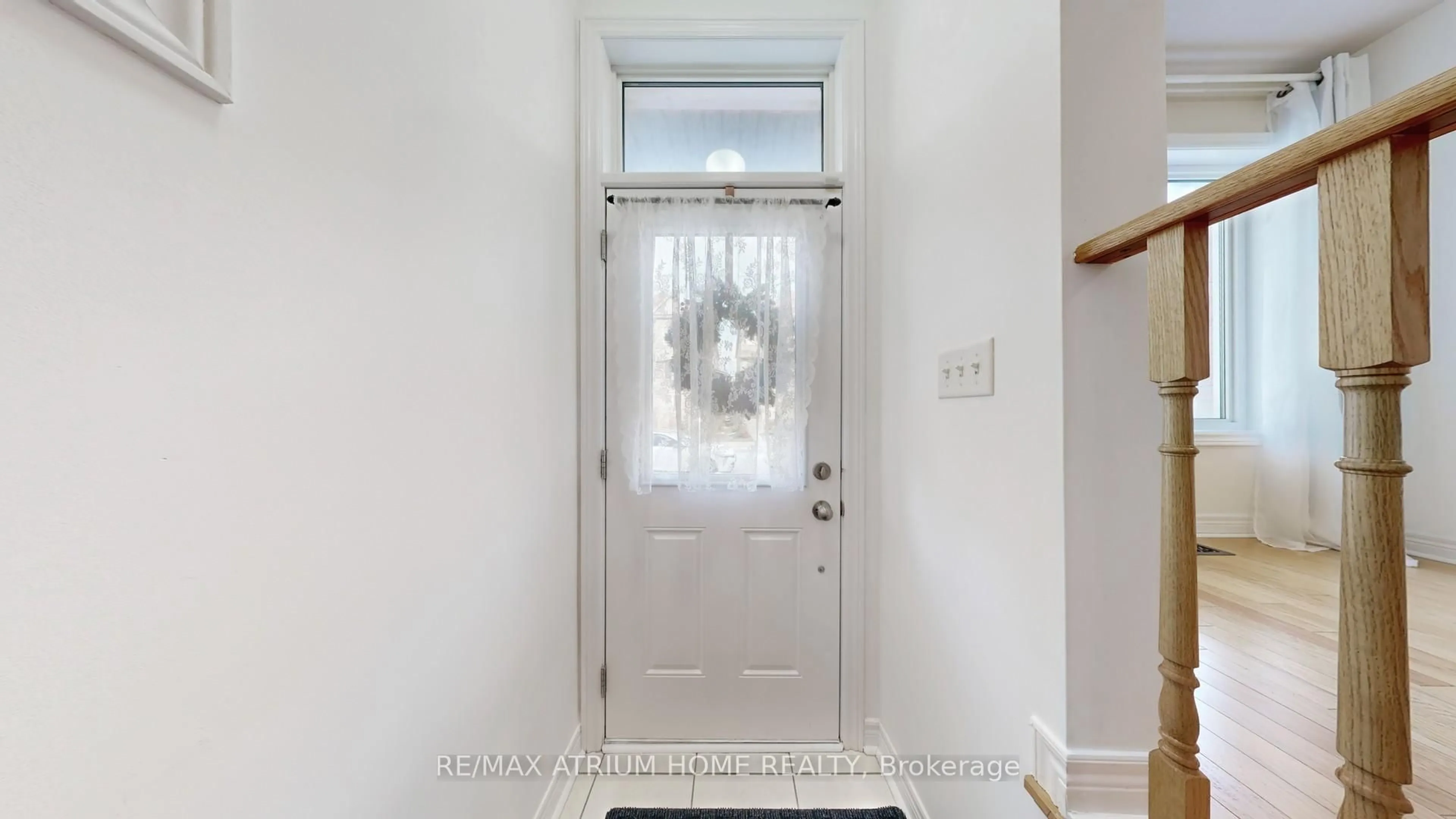 Indoor entryway for 17 Kawneer Terr, Toronto Ontario M1P 0C3