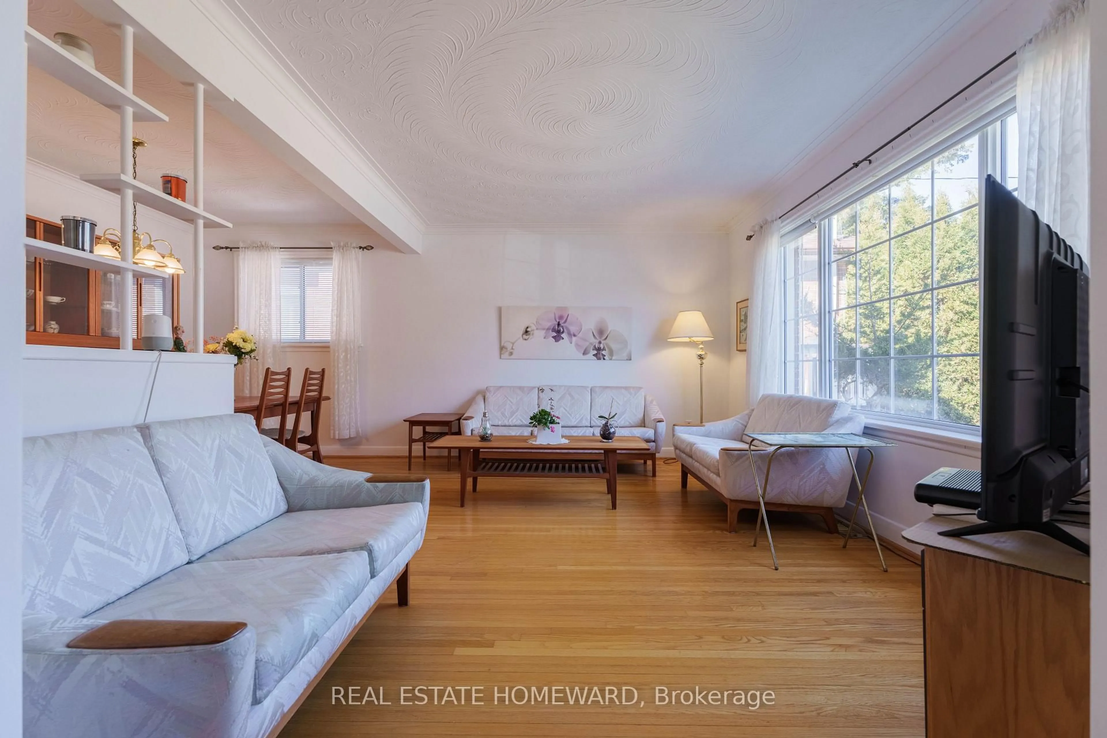 Living room with furniture, wood/laminate floor for 3 Chestermere Blvd, Toronto Ontario M1J 2X5