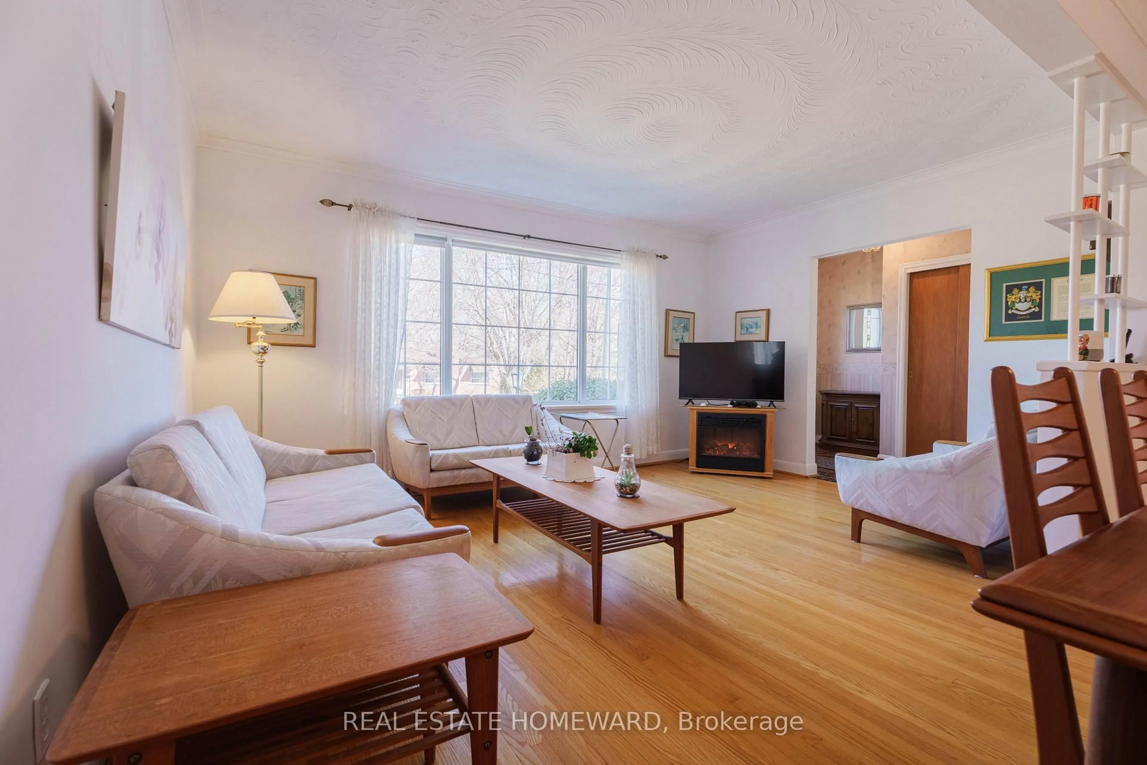 Living room with furniture, unknown for 3 Chestermere Blvd, Toronto Ontario M1J 2X5