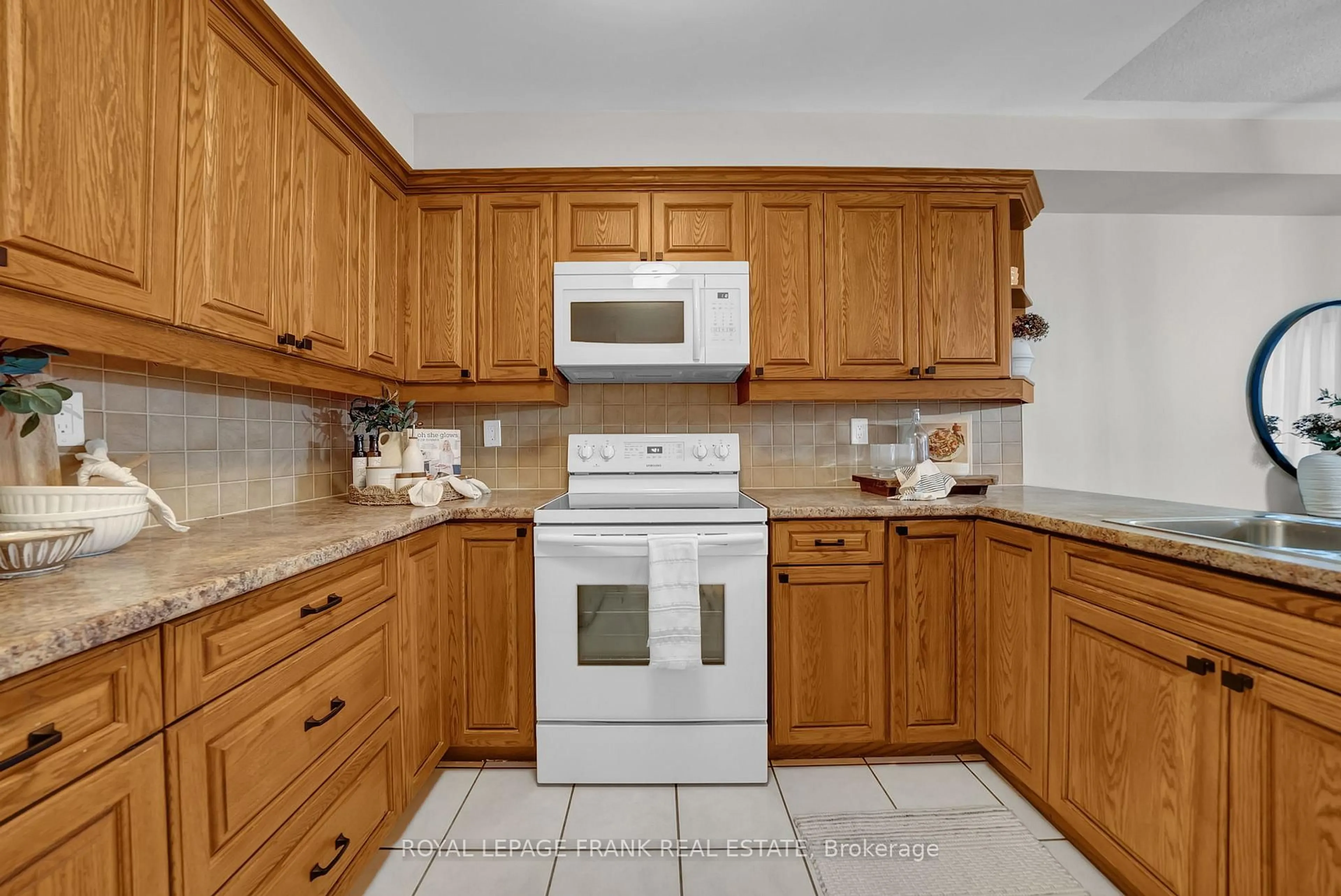 Standard kitchen, ceramic/tile floor for 146 Wilkins Cres, Clarington Ontario L1E 3B5