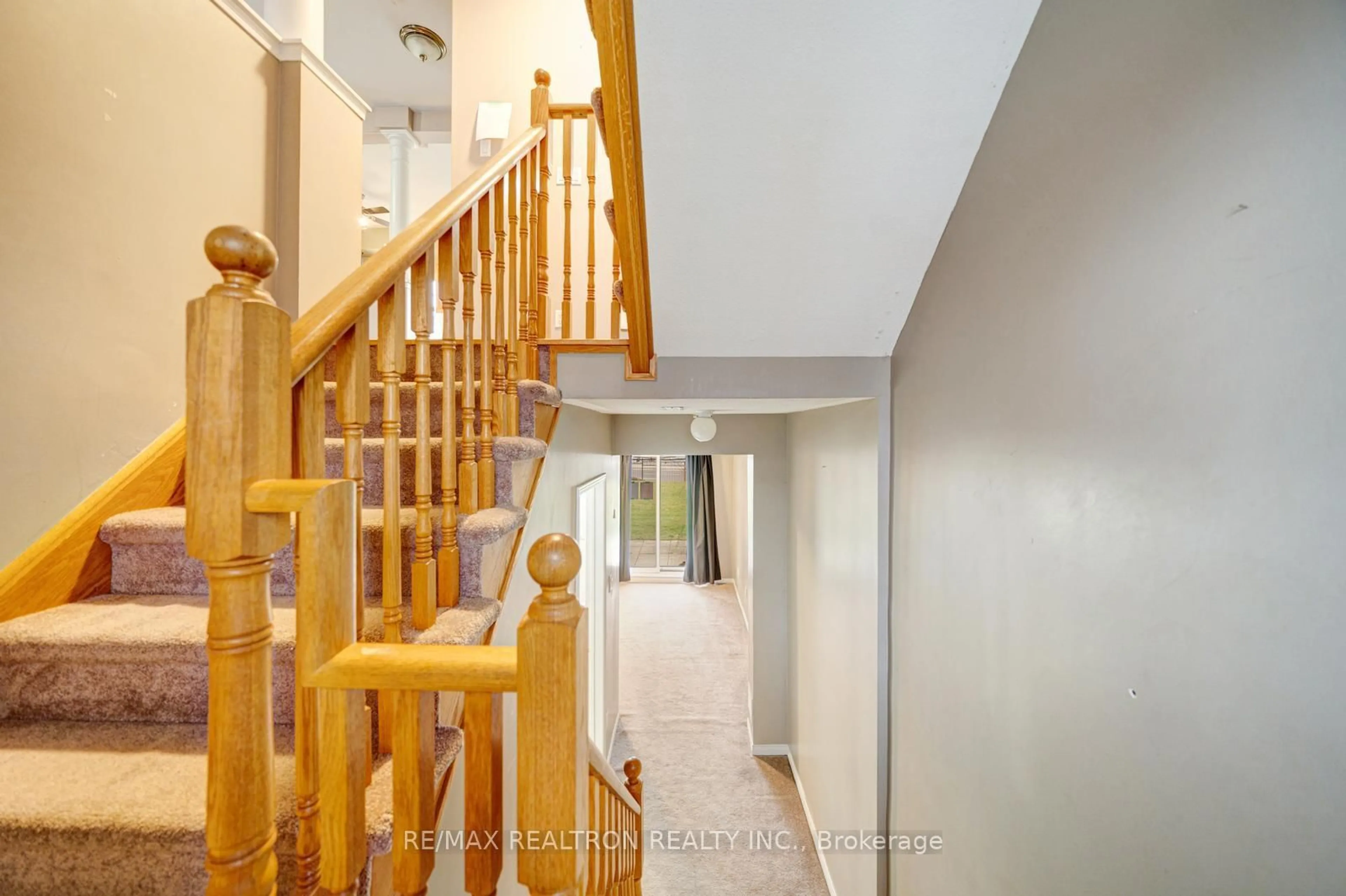 Indoor foyer for 575 Steeple Hill ##39, Pickering Ontario L1V 7G3