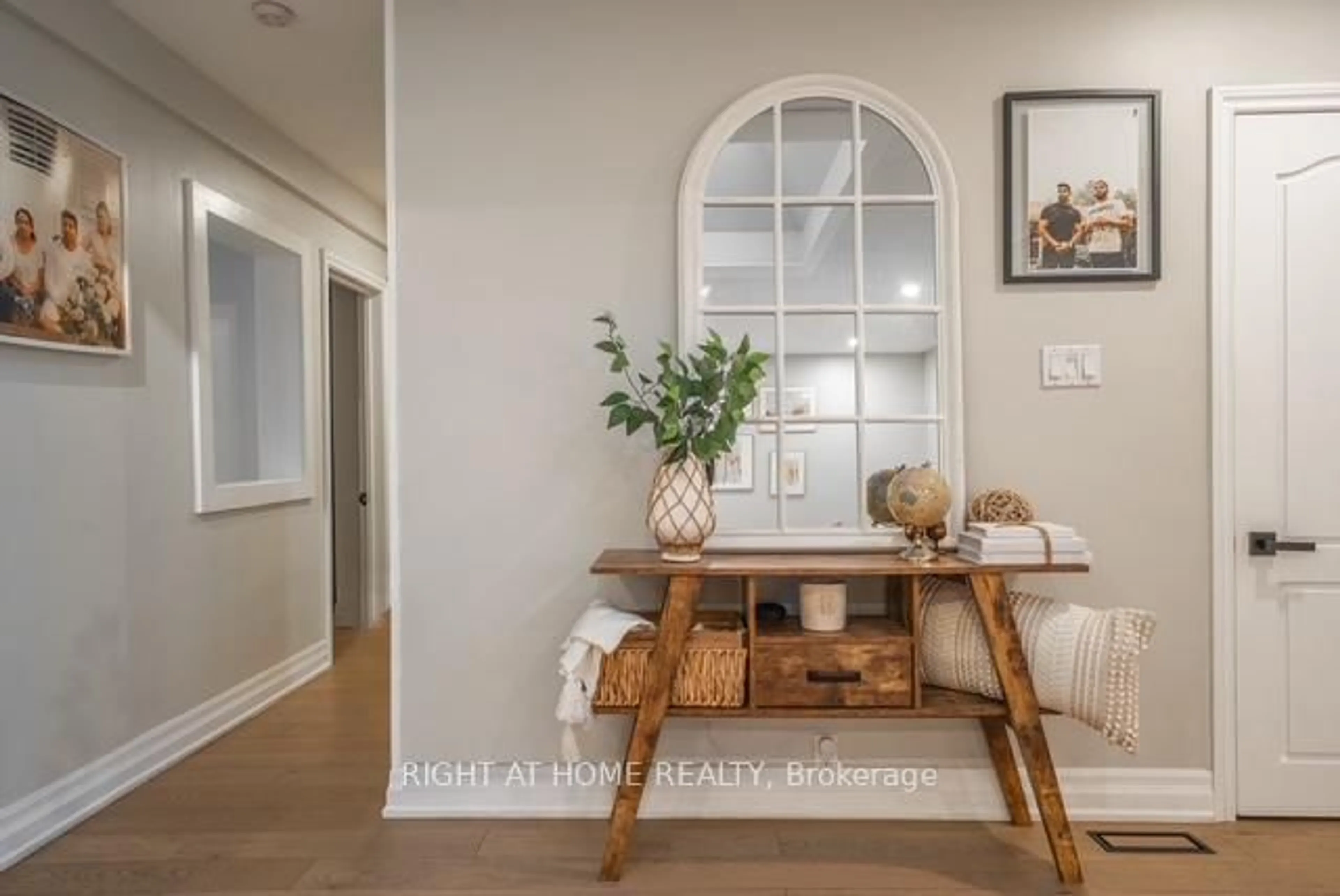 Indoor entryway for 201 Southlawn Ave, Oshawa Ontario L1H 3Y5