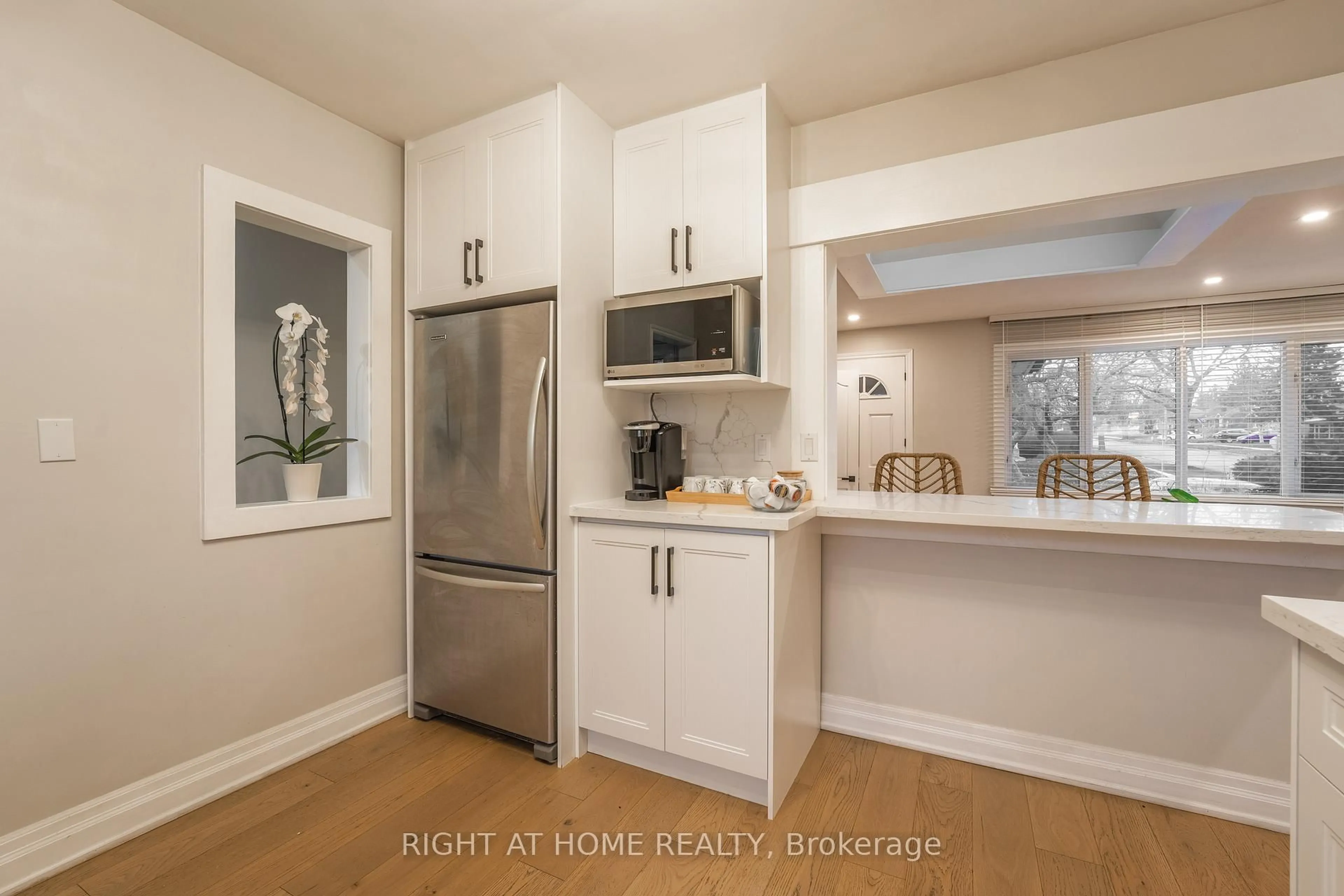 Open concept kitchen, unknown for 201 Southlawn Ave, Oshawa Ontario L1H 3Y5