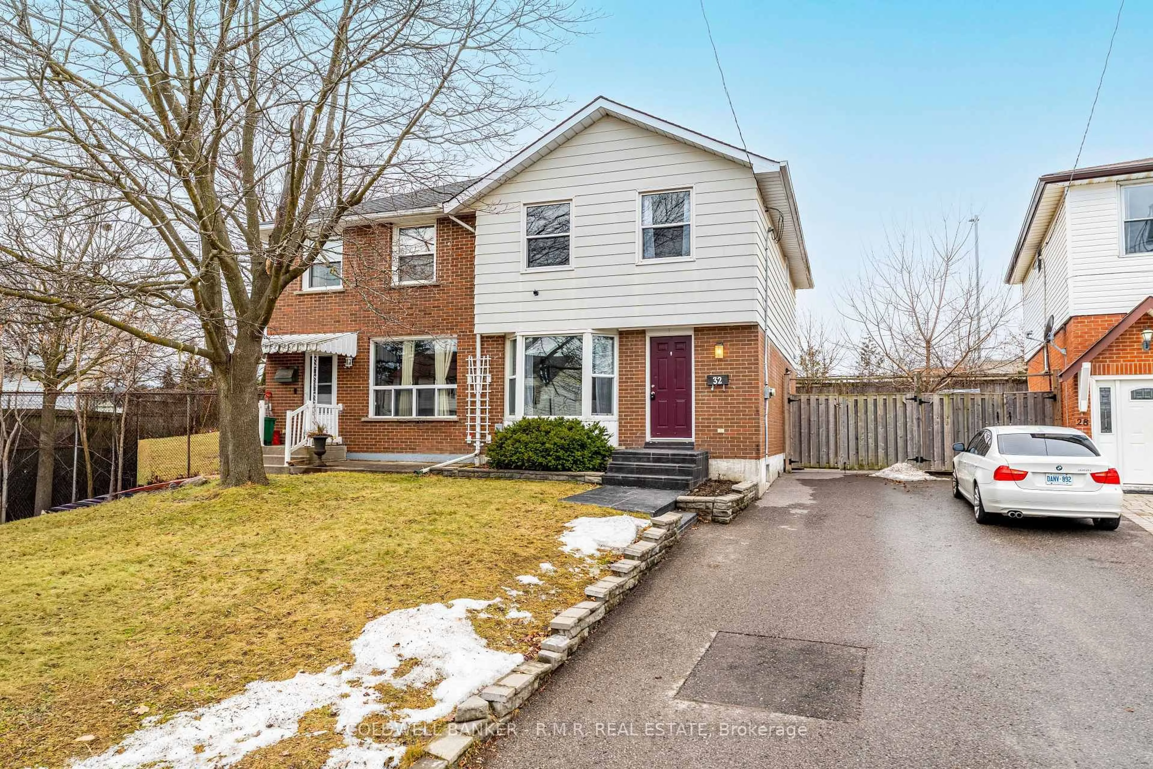 Home with brick exterior material, street for 32 Vancouver Crt, Oshawa Ontario L1J 5X2